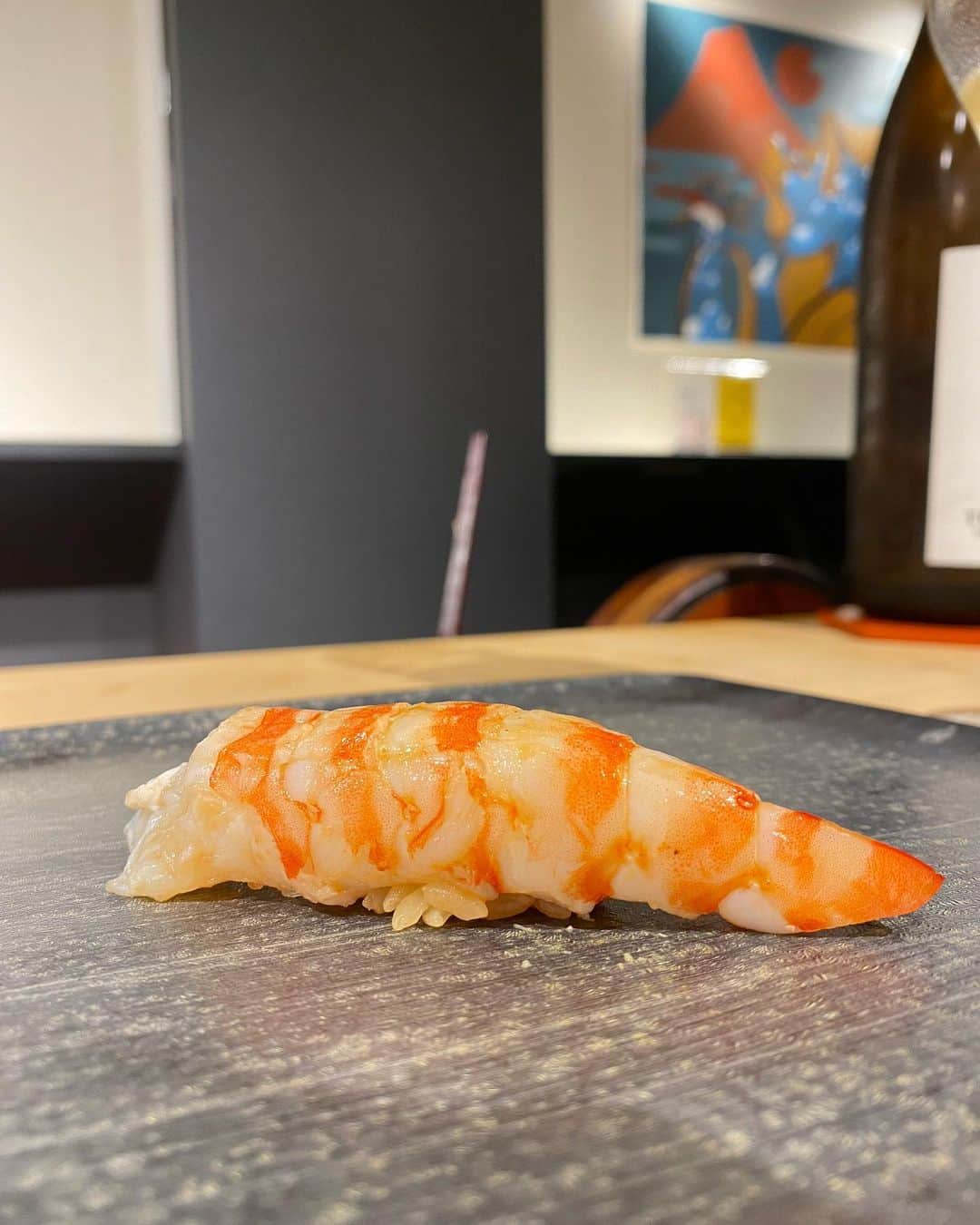 YURIKAさんのインスタグラム写真 - (YURIKAInstagram)「🍣  気になってた鮨ぱんち😍🔥 @sushi__punch   笑顔の可愛いマッチョな大将✨  筋肉ムキムキの腕で握られたお鮨は とっても繊細なシャリで お口の中でふわっとほどけて とっても私好みだった💪🏽💞  蟹のにぎりはシャリの代わりに ほぐした蟹の身に とびっこのぷちぷち食感が混ざって 超絶美味しかったぁ🤤❤️  お誕生日祝いに出てきた お鮨ケーキにびっくり！🎂✨  こんな美味しいケーキ 毎日食べたい🤣🤣🤣  #鮨ぱんち #麻布十番鮨ぱんち #東京グルメ #東京鮨 #東京ディナー #麻布十番グルメ #麻布十番鮨 #麻布十番ディナー #鮨 #寿司 #麻布十番 #鮨好きとつながりたい  #寿司ケーキ #美味しいもの #デートスポット #グルメ女子 #食べログ #グルメ好きな人と繋がりたい #お寿司好きな人と繋がりたい #美味しいもの #グルメスタグラム #tokyo #sushi #tokyosushi #tokyogourmet  #genic_food #instafood #gourmet #dinner #sushilovers」6月1日 21時47分 - yurika__baby