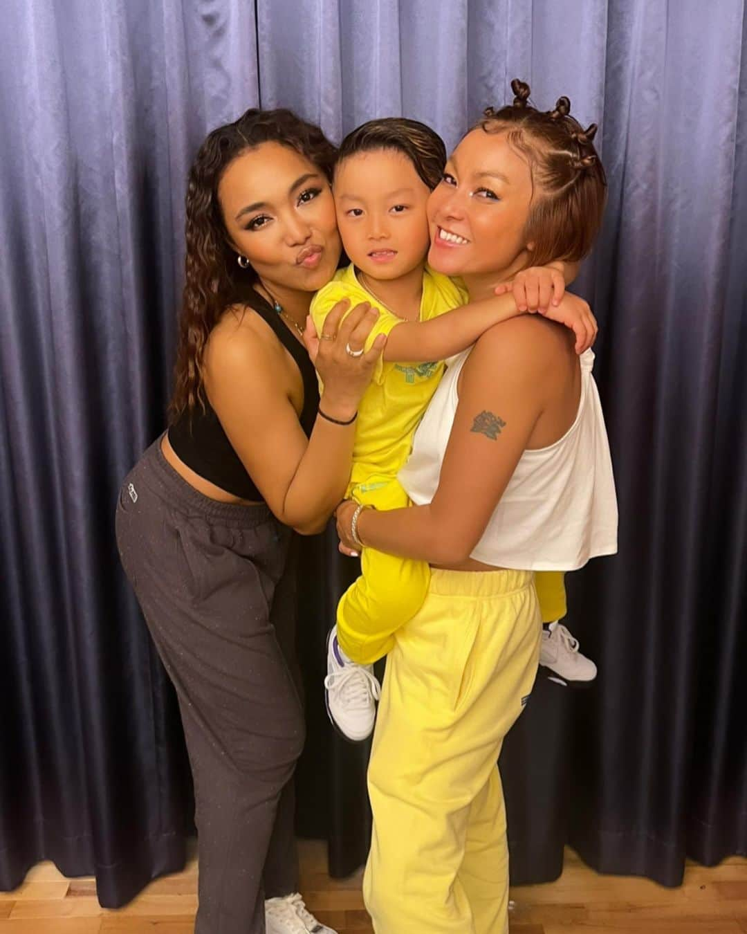 Nazukiさんのインスタグラム写真 - (NazukiInstagram)「❤️Love fam❤️ Crystal kay @crystalkayofficial   2023.5.27 ハマフェス今年のライブは、 毎年いいけど、未だかつてない、ダンサー人数とLIVE演出で、最高なLIVEでした✨✨  正に、Revolution革命❗️ でした🫡  レンが産まれる前からハマフェスに関わっていたから、スタッフさんも変わらずで、 あれ？お腹大きかったのに、子供踊るのー？って言われて☺️ 嬉しかったなー😆  ０歳の時から現場連れて行っていて、みんな可愛がってくれて、面倒見てくれて、ほんとに有難いなと、、🥺  そんなレンも今年はダンサーとして一緒に出演する日が来るなんて❗️ ほんとに誰もが想像しなかったから、ママとしても感情深いLIVEに🥺✨  それも、ほんとにクリだから、実現できたし、クリの人柄だからこそだと思います☺️  もう長く、家族ぐるみの付き合いで、口にしなくても、 考えてる事がわかるような意思疎通ができるようになったり😭 ほんとにfamilyみたいな感じで、 思ってます⭐️  いつもありがとう☺️☺️❤️  1枚目📷 アプリなし 顔似てる😂  4枚目📷 レン０歳😂  #crystalkay #nazuki #dance #dancer  #coreography #ダンサー #振り付け　#family」6月1日 21時48分 - nazuki_08