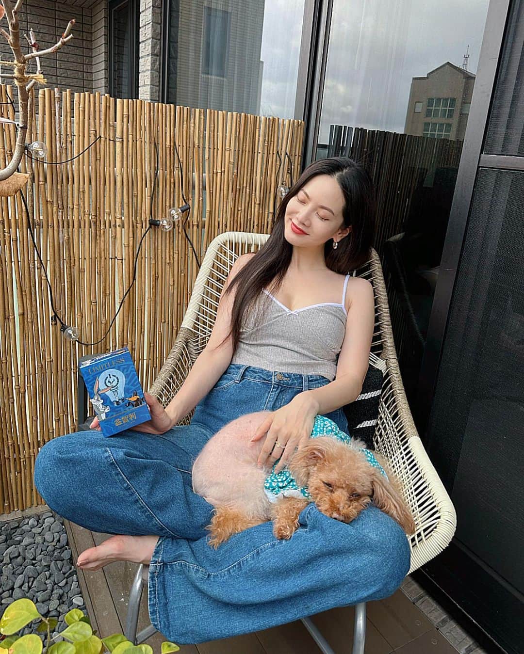 曾之喬のインスタグラム：「老人與狗很需要睡午覺(?)😆💙 · 人生很多事情不要太執著，放輕鬆，記不清楚也很好。 但有很多關鍵時刻，也必須專心專注，腦袋靈光。 · #嚴選專利成份智慧補充 增進思緒清晰✨ 提升機能暢通✨ 提高專注力✨ · #WBStyle #樂一通 #LooneyTunes  #美神契約 #BeautifulContract #益智利EZ錠」