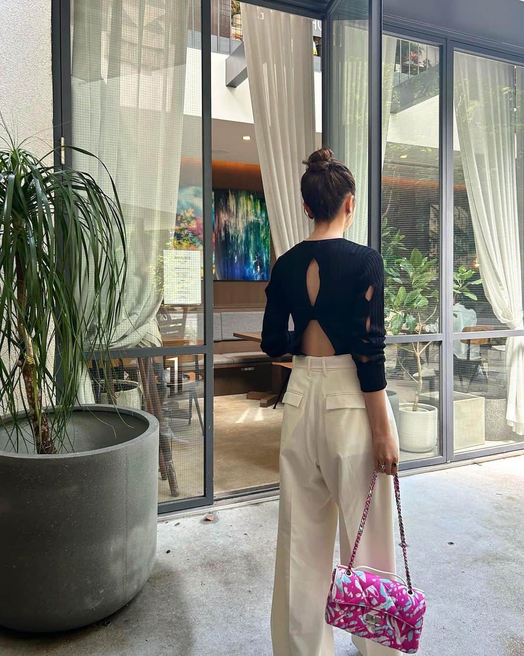 美舞のインスタグラム：「. .  晴れも雨も好きなお洋服着て、楽しくすごす🌞☔️ どこかに色味を足して気分上げるのは難しい作戦☺︎☺︎ @_josemoon_ のトップスの肌見せが可愛くて、着回し❤︎ . #私服　#いつかのコーデ　#今日のコーデ #モノトーンコーデ #高身長コーデ #肌見せ #肌見せトップス」