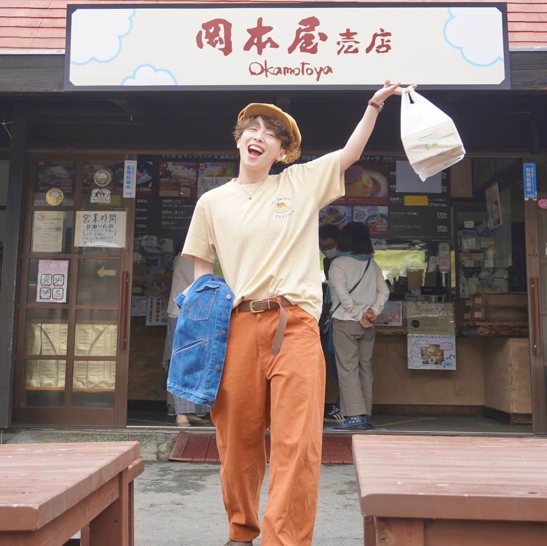 ひなたのインスタグラム：「大分県でデートする際は世界で1番大きいブランコでいっぱい遊んだら、そのあとプリン屋さんで小腹満たすでしょう。  そいだら夜にはお肌ぷるぷるになる温泉に浸けて、夜中には美味しいラーメン屋さんに担いで連れて行きます。  あ、地獄巡りはムービーで済まさせます。笑  #大分県 #日本1がいっぱい」
