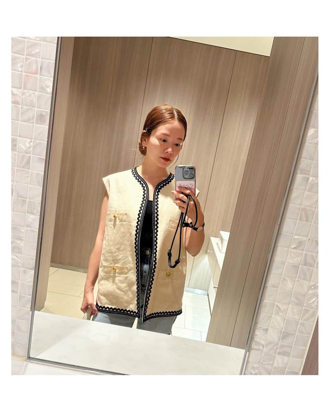 高山直子のインスタグラム：「お気に入りのジレ😎 さっとEiiSのリブキャミの上に着るだけで大人っぽ✨ リブキャミはカップ付きなのに“洋服”感覚で着られるし楽で可愛くてヘビロテです💫  #きょうのふく」
