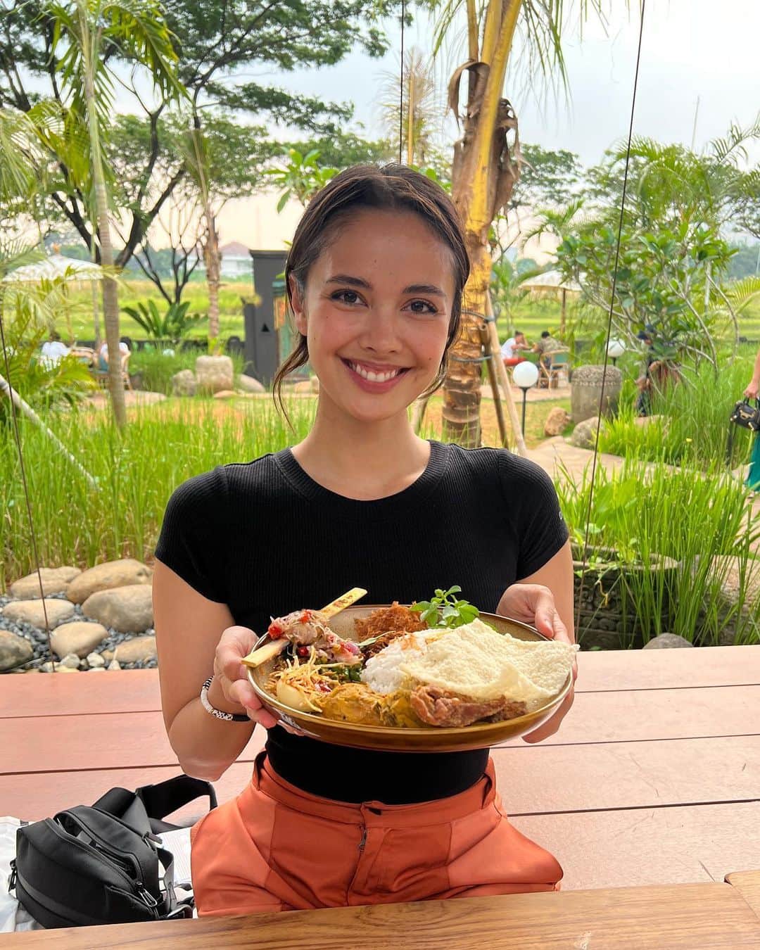 ミーガン・ヤングのインスタグラム：「First order of business in Jakarta: COFFEE AND FOOD!! We spent half a day in a beautiful coffee shop called @tanatapcoffee so that we could get energized after arriving at midnight. After that, napadami ata ako ng kape hahahaha na excite?! The coffee was just so good that I had to order more 😁 ganun din ba kayo??? 😅 so we searched for a restaurant that we could be ready for the concert!!! We were so lucky to stumble across @umatis.id - it felt like we weren’t in the city. The food was sooo good and I even met a co-army whose bias is Yoongi! 🖤 can’t wait to go back to Jakarta to explore the city some more!!!」