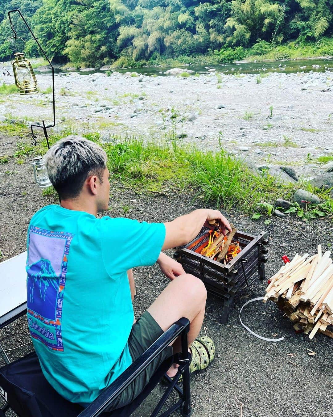 長崎峻侑さんのインスタグラム写真 - (長崎峻侑Instagram)「6月スタート💪✨ 夏に近づいて来たので、ワクワクがいつも以上に増してます😎🔥 夏前のキャンプはとりあえずここまで！たぶん！ やっぱ自然の中での暴飲暴食は最高😝 キャンプでの揚げ物は別格ですねー🤤 今回のメニューは、 ・フライドポテト ・ササミチーズ揚げ ・海老カツ ・モツ煮(七輪) ・焼き鳥(七輪) ・ウィンナー(七輪) 子供達はカレー🍛 ビール、ハイボールは飲み放題。  #6月スタート　#梅雨　#雨　#自然　#キャンプ　#川　#山　#家族　#酒　#ビール　#焚き火　#ビール　#ハイボール」6月1日 21時54分 - shunsukenagasaki