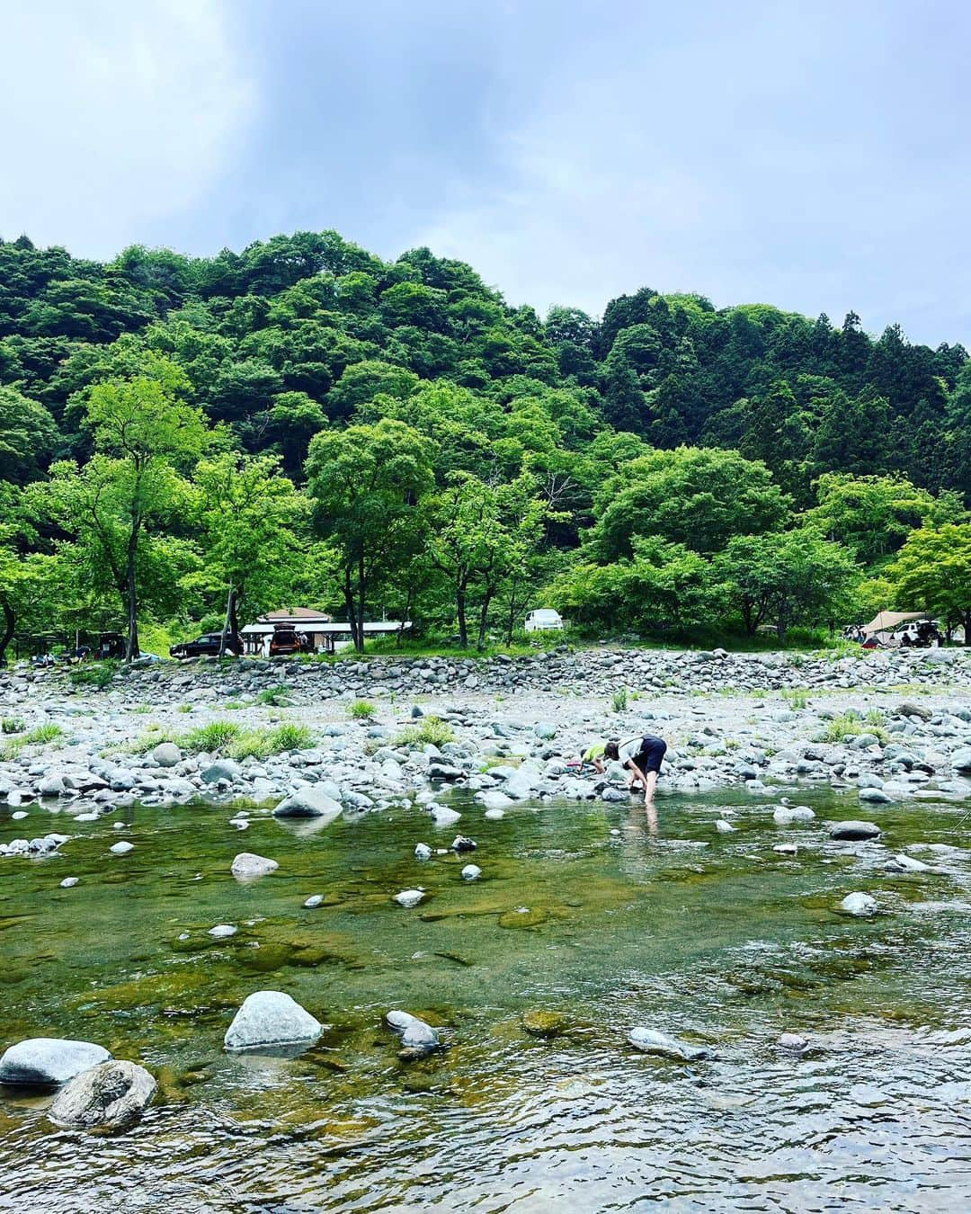 長崎峻侑さんのインスタグラム写真 - (長崎峻侑Instagram)「6月スタート💪✨ 夏に近づいて来たので、ワクワクがいつも以上に増してます😎🔥 夏前のキャンプはとりあえずここまで！たぶん！ やっぱ自然の中での暴飲暴食は最高😝 キャンプでの揚げ物は別格ですねー🤤 今回のメニューは、 ・フライドポテト ・ササミチーズ揚げ ・海老カツ ・モツ煮(七輪) ・焼き鳥(七輪) ・ウィンナー(七輪) 子供達はカレー🍛 ビール、ハイボールは飲み放題。  #6月スタート　#梅雨　#雨　#自然　#キャンプ　#川　#山　#家族　#酒　#ビール　#焚き火　#ビール　#ハイボール」6月1日 21時54分 - shunsukenagasaki