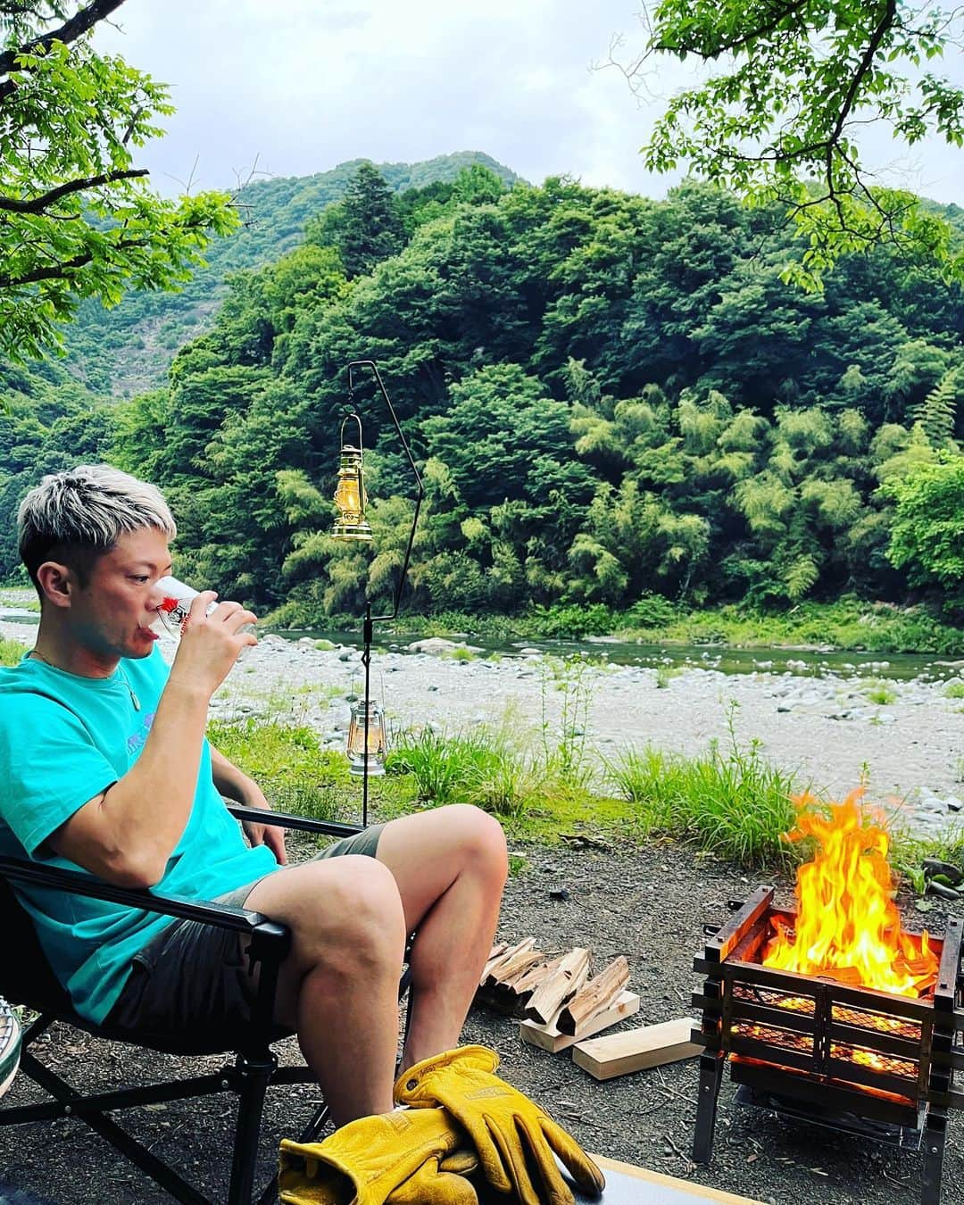 長崎峻侑のインスタグラム：「6月スタート💪✨ 夏に近づいて来たので、ワクワクがいつも以上に増してます😎🔥 夏前のキャンプはとりあえずここまで！たぶん！ やっぱ自然の中での暴飲暴食は最高😝 キャンプでの揚げ物は別格ですねー🤤 今回のメニューは、 ・フライドポテト ・ササミチーズ揚げ ・海老カツ ・モツ煮(七輪) ・焼き鳥(七輪) ・ウィンナー(七輪) 子供達はカレー🍛 ビール、ハイボールは飲み放題。  #6月スタート　#梅雨　#雨　#自然　#キャンプ　#川　#山　#家族　#酒　#ビール　#焚き火　#ビール　#ハイボール」