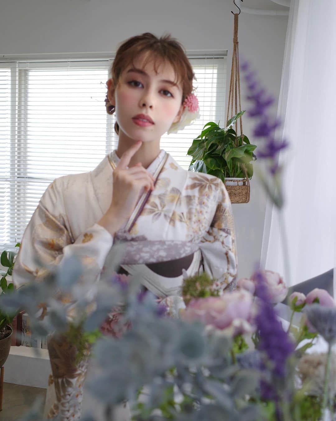 マイヤーズ江玲奈のインスタグラム：「@kyoto_nabeshima でのオフショ❤︎  今日はみんな何したのー？私は毎日お勉強に追われてます^^  インスタにあげたい写真いっぱいあるんだけど、構図とかいろいろ考えすぎて出せなくなってる😭笑  明日もいい日になりますよーーーに  #オフショット #着物 #着物レンタル #着物ヘア  #着物女子 #着物コーディネート #着物コーデ #振袖 #振袖ヘア #振袖レンタル #振袖ネイル #振袖ヘアアレンジ #振袖前撮り #成人式ヘア #成人式 #成人式前撮り #成人式ヘアセット #成人式ネイル」