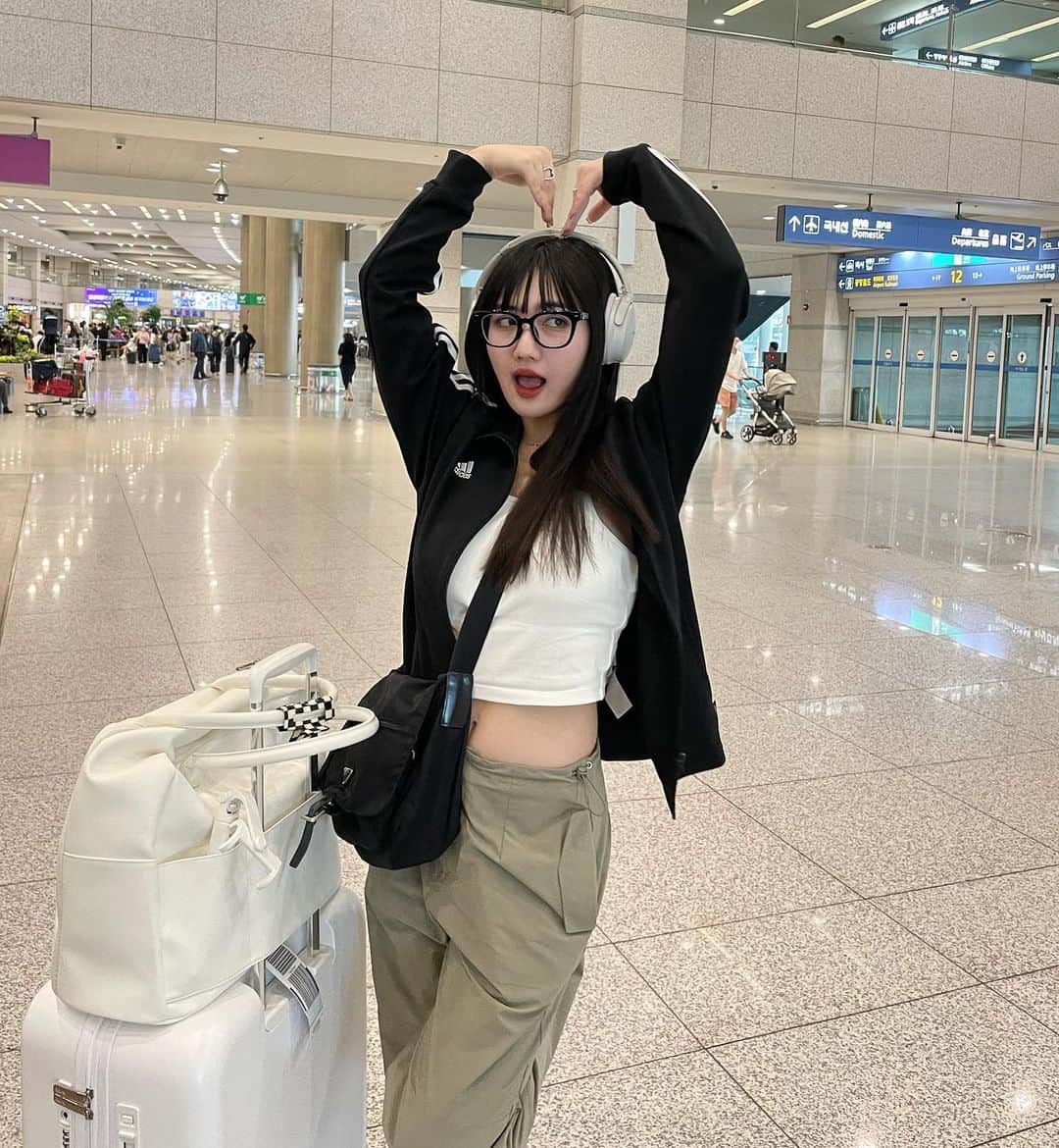 河崎みーなのインスタグラム：「🇰🇷✈️🖤 . . .」