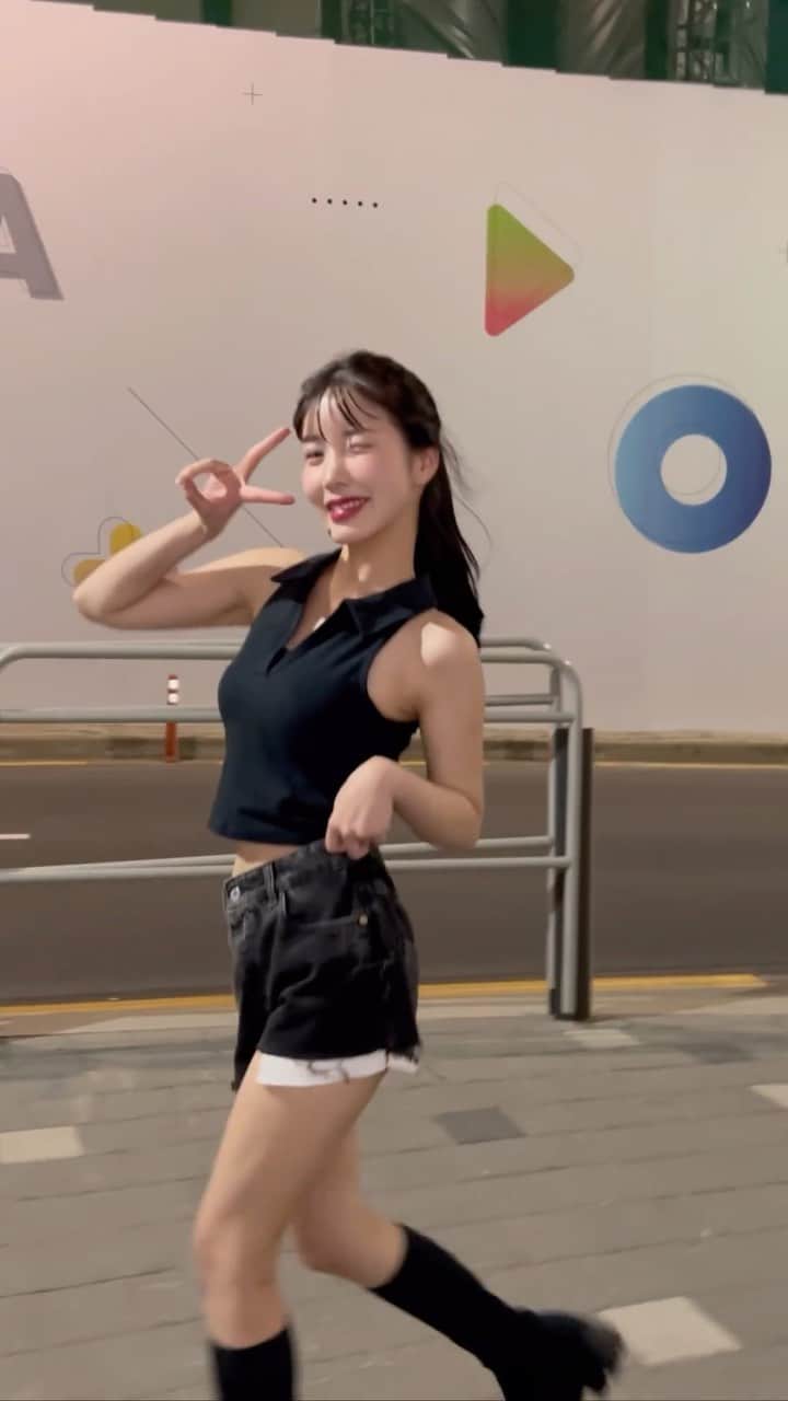 のインスタグラム：「ㅤ  カメラ向けられたら絶対ピースしてる✌🏻🙄✌🏻ハピネス ㅤ ㅤコーデ動画に撮ってたやつ集めてみた！ 最近リールたのしい🧵笑 ㅤ ㅤ #コーデ #韓国旅行 #夏服 #デニム #カジュアル  ㅤ」