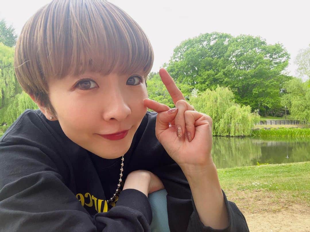 小此木まりのインスタグラム：「💚  ぴ！✌🏻  #北海道 #札幌 #中島公園 #素敵 な場所  #ハート のはっぱ #💚  #⛲️ #🌿」