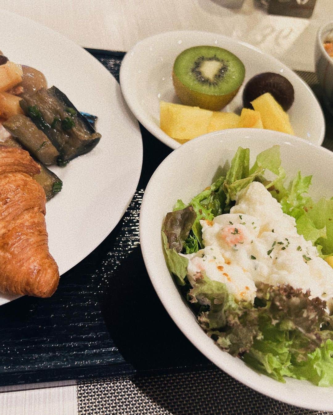 中西智代梨さんのインスタグラム写真 - (中西智代梨Instagram)「🥐🥗☕️  ホテルの朝食、調子乗りすぎて多く取りすぎた😇  #アホ毛すごい」6月1日 21時58分 - sukiyaki_daisuki512