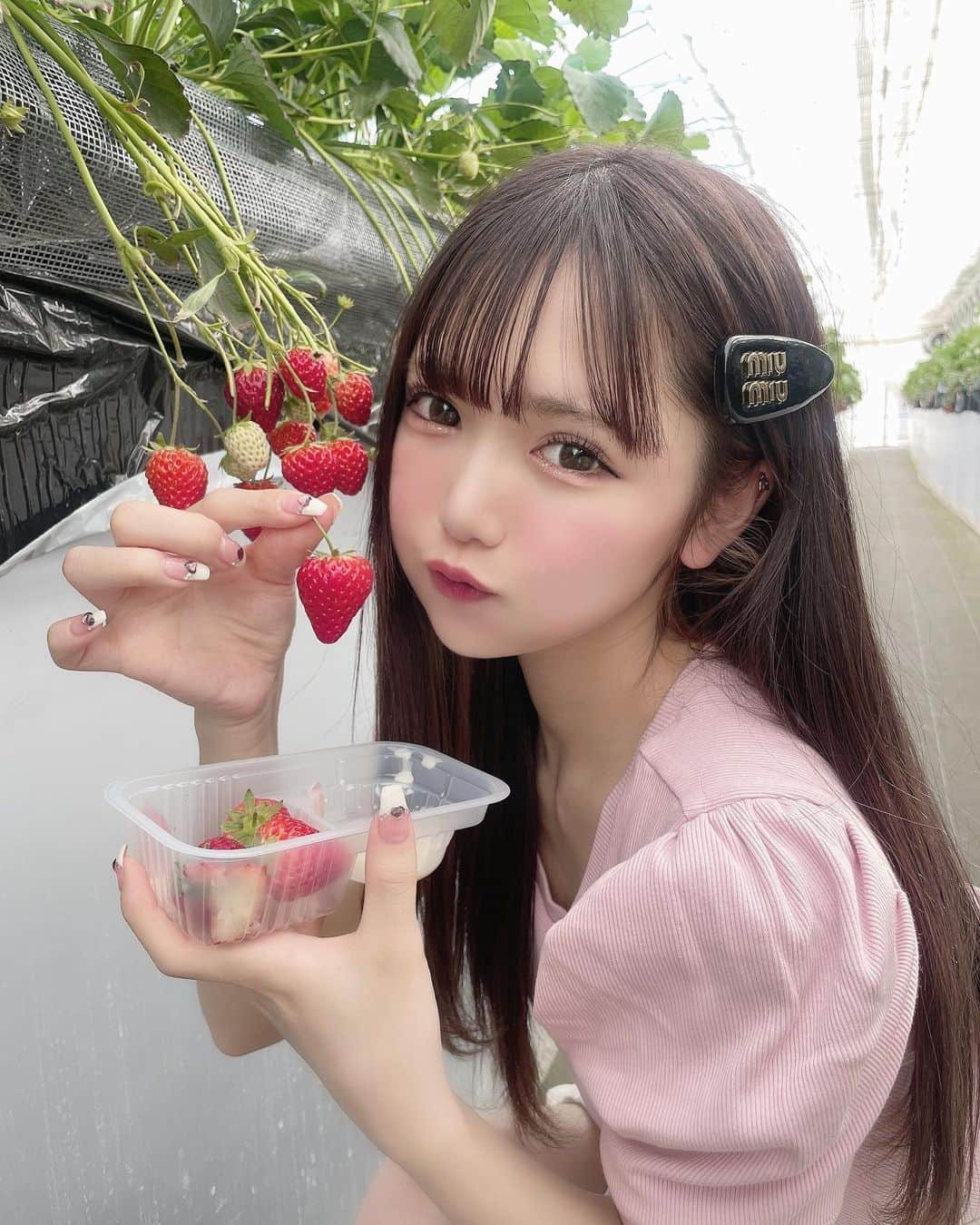 津代美月さんのインスタグラム写真 - (津代美月Instagram)「.  りんとお休みの日いちご狩り行ったのかなり前に ᴖ ·̫ ᴖ🍓  皮膚炎に気づいてなくて 見返すと顔がかなりピンクでおもろい   #いちご狩り #mieyamieya」6月1日 21時58分 - __tsushiromizuki