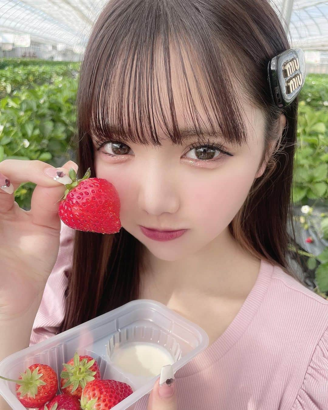 津代美月のインスタグラム：「.  りんとお休みの日いちご狩り行ったのかなり前に ᴖ ·̫ ᴖ🍓  皮膚炎に気づいてなくて 見返すと顔がかなりピンクでおもろい   #いちご狩り #mieyamieya」