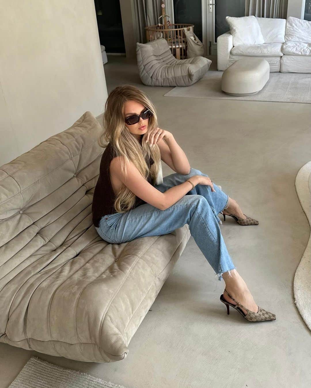 ロミー・ストリドのインスタグラム：「Me and my new shoes. And colorful toys.」