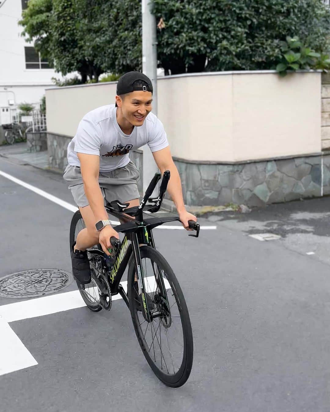 島村麗乃のインスタグラム：「⁡ ⁡ ⁡ ⁡ ⁡ 驕れる者は久しからず ⁡ サッカーのリフティングって分かります？ ⁡ まぁプロでもサッカーをやってた訳で 昔、僕は新しい技も 10分あれば習得できて まぁ、自分って普通より器用だし ファンタジスタ的な天才なんだろうなぁって 思ってたんです、笑 ⁡ しかしまぁ、 アスリートの世界を出て 社会で色々やっていくと ⁡ 1回や2回でできることなんてほぼなくて あ、器用でもなんでもないなぁと 打ちのめされたわけなんですが ⁡ そこでふと リフティングのことを 思い出すわけなんですよね ⁡ あ、リフティングって 数百万回以上繰り返してきた 莫大な量の基礎の積み重ねの上にあったのだなと ⁡ 応用はなんでも 基礎の上にあるわけで ⁡ 島村は基本的に 基礎を繰り返して繰り返して 覚える人間なんだと 基礎の人間なんだと 繰り返しの中で覚える人間なんだと やっと知れたんですよね ⁡ だからこそ トレーナー業も同じく 僕は能力が優れているわけではなく ⁡ ただただ 基礎の積み重ねの上にいるだけなんです ⁡ そしてやっと 臨機応変に応用に対応ができるわけですね ⁡ これからも自分は基礎を繰り返し 応用のための準備をするだけです ⁡ ⁡ ⁡ ⁡ #筋トレ #トレーナー #パーソナルトレーナー #リカバリートレーナー #トータルボディメイカー #スリープコーチ #ダイエット #哲学 #アスリート #驕れる者は久しからず ⁡ ⁡ ⁡ ⁡」