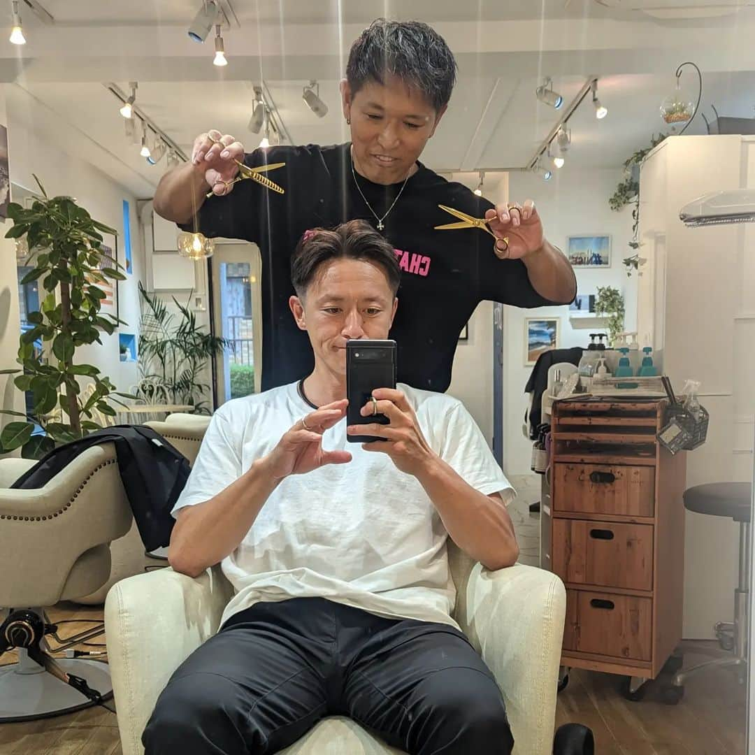 内山麿我さんのインスタグラム写真 - (内山麿我Instagram)「@jir.nobujiro 感謝です 横だけ短くしたらしばらく伸ばせるかな？と思ってQ○houseに言ったことを、とても怒られました🫥 ・ もう浮気しません🫡  #美容室表参道 #メンズ美容室 #早い美容室 #早くてうまい」6月1日 21時59分 - maroka_uchiyama