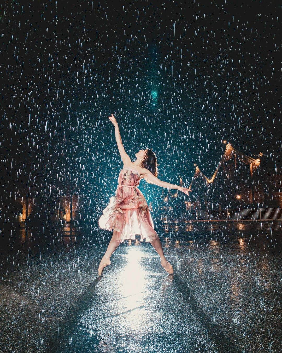 イルコ光の魔術師さんのインスタグラム写真 - (イルコ光の魔術師Instagram)「わぁぁ、もうすぐ梅雨入りでめっちゃ楽しみ❗️私だけかなw ❗️あ、そうそう〜これは写メでーす❗️写メ専用アカウントもあるので、ぜひ見てね👉　@ilkomobile ❗️  あ、6月4日は神戸でセミナーしまーす❗️ そして、6月5日〜10日は東京❗️Photonextにも顔出そうかなと❗️  ちなみに、新しい風景写真専用アカウント作ったよ👉 @ilko.no.portrait   この前消された機材だけのアカウントが復活したよ👉 @ilko.gear  フォローしてくれたらめっちゃ嬉しいでーす😊  . ダンサー: @__.__.__.anna.__.__.__ . . 新しい @ilkomobile アカウントにiPhoneで撮ってるポートレートもアップしますよ！いい光があればカメラ&レンズはなんでもいいと思います . . #ストロビスト #ポートレート #ハーバーランド #大阪港　#A7IV #instagramjapan #Sigma #東京カメラ部 #ig_today #igersjp #tokyocameraclub #dancer #instagramhub #team_jp_ #vscogoodshot #ダンサー #night_portrait #portrait_perfection #iphonephotography #イルコ #光の魔術師 #神戸 #instagramhub #カメラ女子 #iphoneography  #lovers_nippon #ファインダー越しの私の世界 #写真好きな人と繋がりたい #portrait」6月1日 22時00分 - ilkoallexandroff