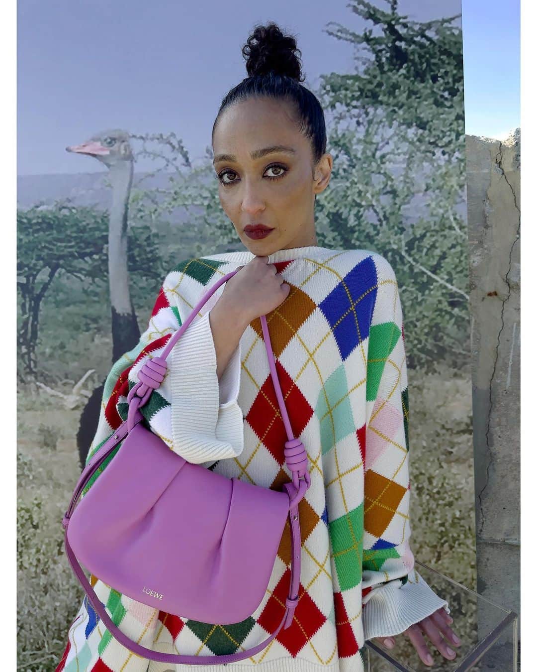 Loeweさんのインスタグラム写真 - (LoeweInstagram)「LOEWE Fall Winter 2023 precollection campaign featuring Ruth Negga, ‘Safari Ostrich’, and the Paseo Satchel.  Photography Juergen Teller  Collection now available on loewe.com  #LOEWE #LOEWEFW23」6月1日 22時00分 - loewe