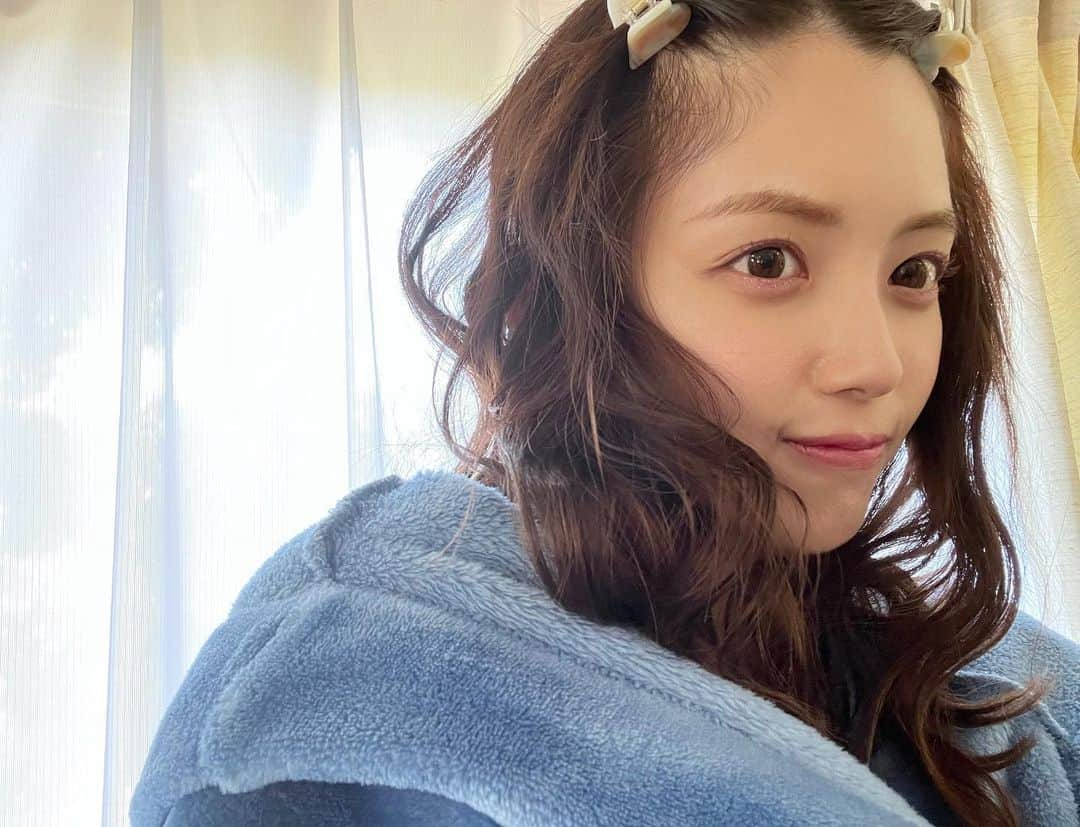 森日菜美のインスタグラム：「bis7月号🫧🩵🧊 本日発売です！嬉しい~ 夏を感じようね、是非みてね！ #くるくる #6月こんにちはだね」