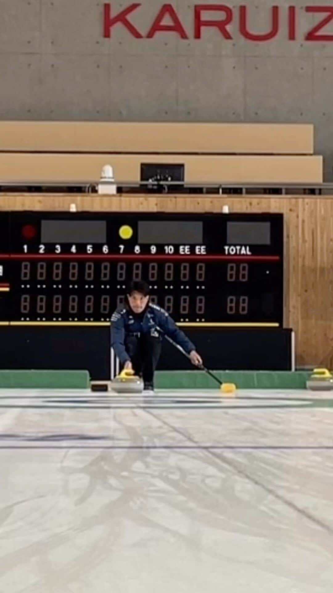 山口剛史のインスタグラム：「カーリングシーズンが始まりました🥌  投げるイメージは、 「はー、ふー、すー、ぽよっ」です♪  #カーリング  #SC軽井沢クラブ」