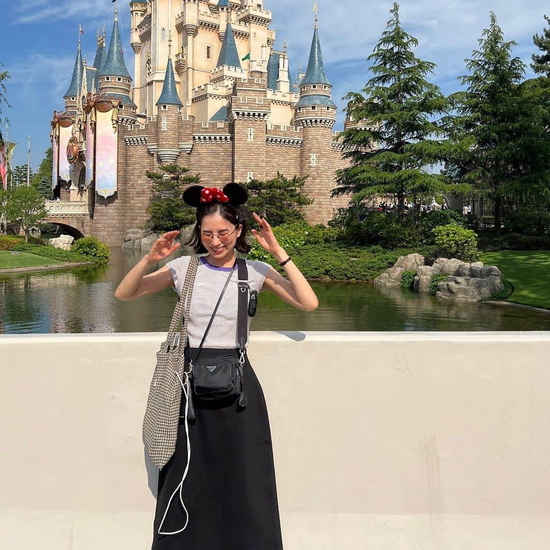 ラブリのインスタグラム：「娘の3歳記念に初ディズニー🕊どこをみてもきっと彼女にとって煌めきだらけの世界。緊張たっぷりの表情と目の奥にみえる嬉しさと色々な気持ち。母だからこそ発見できたことが沢山あって。終始笑っているのに涙ぐみながらアトラクションに乗っているという隣の方も驚きの事態でした😌💛  8年ぶりのディズニー。いい日だったなぁ。 全部の顔をしっかり焼き付けた！ 3歳おめでとう！毎日毎日毎日健康でありますように。」