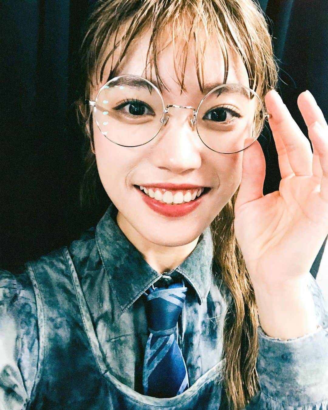 美山加恋のインスタグラム：「#舞台ハリポタ #呪いの子 1stシーズン千穐楽。そして嘆きのマートル卒業いたしました。  1年間で出演は全336ステージ。  ここで私が演じさせていただいた役全部集めてみました！ ・嘆きのマートル ・ポリーチャップマン ・リリーポッターSr. ・フラーデラクール ・Vワールドのコケシちゃん ・魔法省職員(勝手にエセルやってました) ・グリフィンドール生(クレア 命名まさとくん) 7変化しているので、早替え回数が1週間で100回近くいったことも。 公演数で計算するともう数えられませんが、この着替えの多さに何度心が折れたか。笑  これも、共に頑張ってくださったヘアさん衣裳さんのゴールデンコンビ。 そして見守ってくださる演出部の皆さまのおかげです。 自分の不甲斐なさとスタッフさんの優しさについつい小屋の中で涙した日もありました。  マートルをやってて必ず通るのは、やっぱりマートルシンク。 とてもシンプルなセットですが、やっぱり身体表現としても、やればやるほど奥が深い。 こんな役は初めて出会ったし、きっともうやることもなかなかない。 何度やっても怖いと思う瞬間がありました。 毎回いろんな技やセリフの咀嚼を試しては反省を繰り返した日々。 いざシンクに登るとそううまくいかない。 自分の技術が追いつかなくて悔しくて。 リフトに入る時は「しゃーおらぁぁー！！」とスタッフさんに気合い入れしてもらってから入ってた。リングに向かうボクサーみたいと言われました。笑  でもこの相棒でもあるマートルシンクと戦った日々は本当に青春です。 これなしにはマートルは完成しない。  "私が思うマートル"に世界一近い存在になる。 ずーっとそう思ってきました。 なんとか、336回目にして、"私の中での"世界一は取れた気がしています。  リリーポッターシニアも。 ハリーたちに、お客さまに、リリーとしての想いはちゃんと届けられているだろうか。袖から見ていて毎回どきどきしていました。  ポリーとコケシ姿で踊ったダンス。 もう踊ることはないんだなぁ… 染み付きすぎて、おそらく10年たっても踊れるでしょう。それくらい毎日楽しかった。  みんなでわちゃわちゃできたシーンも、もうやることはない。  寂しいな。  でもやりきったな。  沢山の方に愛していただけたこと、 毎回沢山の感想をいただけたことが、マートルをやってよかったと感じる1番の思い出です。 毎日お客様のお声を聞いて自分を奮い立たせていました。  お客様の応援が、本当に心の支えでした。  ありがとうございました☺︎  来週からは新しい旅が始まります。 仲間と共に。短い延長戦にはなりますが、1年過ごしたみんなとなら、がんばれる。  あと少し。 お付き合いいただければと思います。  1stシーズン、ありがとうございました☺︎」