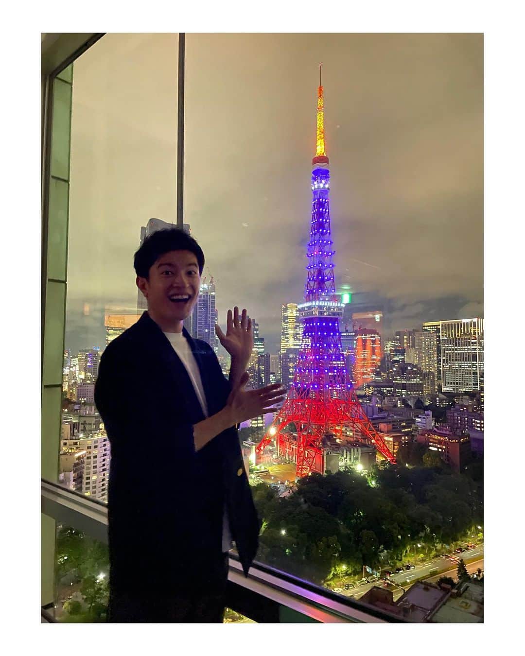 篠原光さんのインスタグラム写真 - (篠原光Instagram)「. FPSの世界大会が日本で開催されます！ 『VALORANT Masters TOKYO』 FPSゲームの世界大会会場に日本が選ばれるのはほんっっっとうにすごい事なんです。歴史的なんです。  6/11の開幕を盛り上げるため、東京タワーが紫に！ 点灯式に呼んでいただきました😌  一歩ずつ、でも確かに輪が広がっているのを感じます。 選手、スタッフ、ファンの皆さんそれぞれの熱が一つ形になったんだなあと。  ただ背筋も伸びました。 これからもワクワクし続けるために、もっともっとこの楽しさを伝えられるように頑張ります！ 気持ちが一層固まった夜でした！  @riotgames  @playvalorantofficial   #ドローンアート #すごすぎる #カッコ良すぎる #下手したらライトアップより #大声出しちゃったかも #誰か見ました？」6月1日 22時06分 - ko_shinohara