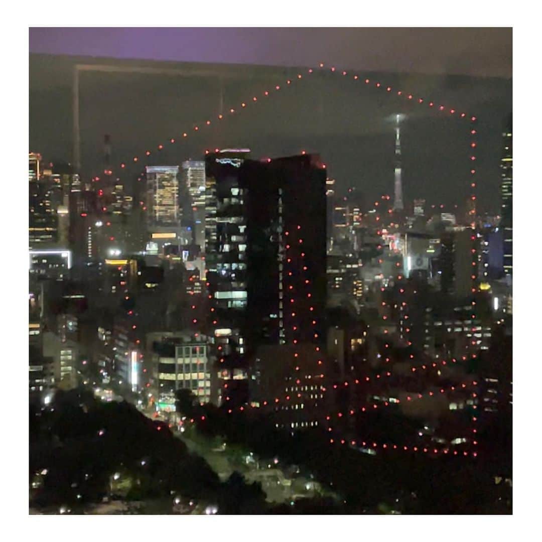 篠原光さんのインスタグラム写真 - (篠原光Instagram)「. FPSの世界大会が日本で開催されます！ 『VALORANT Masters TOKYO』 FPSゲームの世界大会会場に日本が選ばれるのはほんっっっとうにすごい事なんです。歴史的なんです。  6/11の開幕を盛り上げるため、東京タワーが紫に！ 点灯式に呼んでいただきました😌  一歩ずつ、でも確かに輪が広がっているのを感じます。 選手、スタッフ、ファンの皆さんそれぞれの熱が一つ形になったんだなあと。  ただ背筋も伸びました。 これからもワクワクし続けるために、もっともっとこの楽しさを伝えられるように頑張ります！ 気持ちが一層固まった夜でした！  @riotgames  @playvalorantofficial   #ドローンアート #すごすぎる #カッコ良すぎる #下手したらライトアップより #大声出しちゃったかも #誰か見ました？」6月1日 22時06分 - ko_shinohara