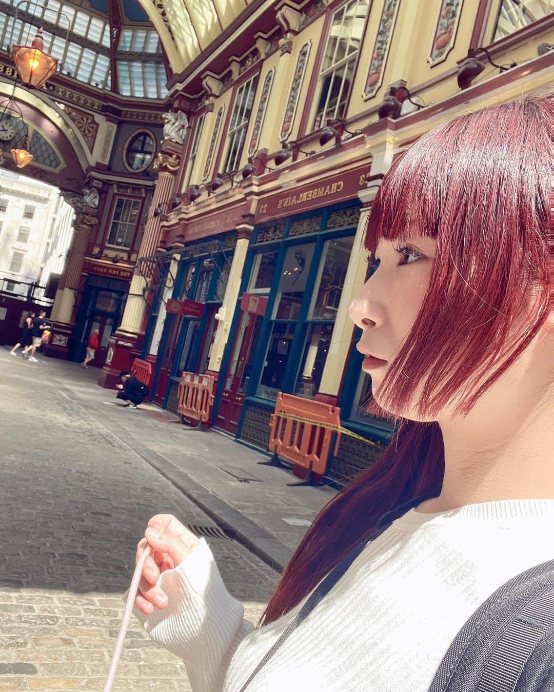 松田ゆう姫のインスタグラム：「ハリポッター賢者の石の撮影地マーケット 人が少なくて撮りやすかった、普通に洋服が売ってたりしています👗 そこから近いBorough Marketは人人人、色んなグルメがあって食材の買い物にもってこいの場所🍖 この場所はインスタライブで映した所だね  London Bridgeも近いのでこの辺は一気に巡れました そーいえばLondon Bridgeではデモが起こってて大量の人がデモに参加してた、東京じゃ見慣れない光景👀  Londonは朝と夜の寒暖差が凄くて寒い、なので半袖の人やコート、ダウン着てる人も！ 日中は日差しが暖かいけど日陰は震える程寒いから格好失敗したなーとLondon居る間は思ってた笑  OvergroundもUndergroundもバスも全部乗ったけど皆楽しそうで笑顔に溢れてた、東京の電車内って殺伐してるからLondonの人がとても素敵に見えたよ✨優しいし最高✌️  #leadenhallmarket #londonbridge #boroughmarket」