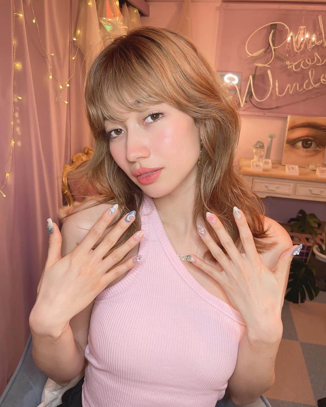 山本ソニアのインスタグラム：「🎀💅💜🦪🫧  ここまでこだわったネイルは初めてかな〜💅😆  最近はファッションもメイクも割とナチュラルな攻めを薄めてきたけど  今年はもっと好きを100%表現できたらいいなって😎  歳とか関係なく 好きな世界観を大切にしたいな💞💞💞  このトップスもすでにヘビロテしちゃってる  #pinkrosewindow #nail #nailart #ジェルネイル #クリアネイル#ホワイトネイル#リボンネイル#alexiastam #ピンクネイル#pinknail」