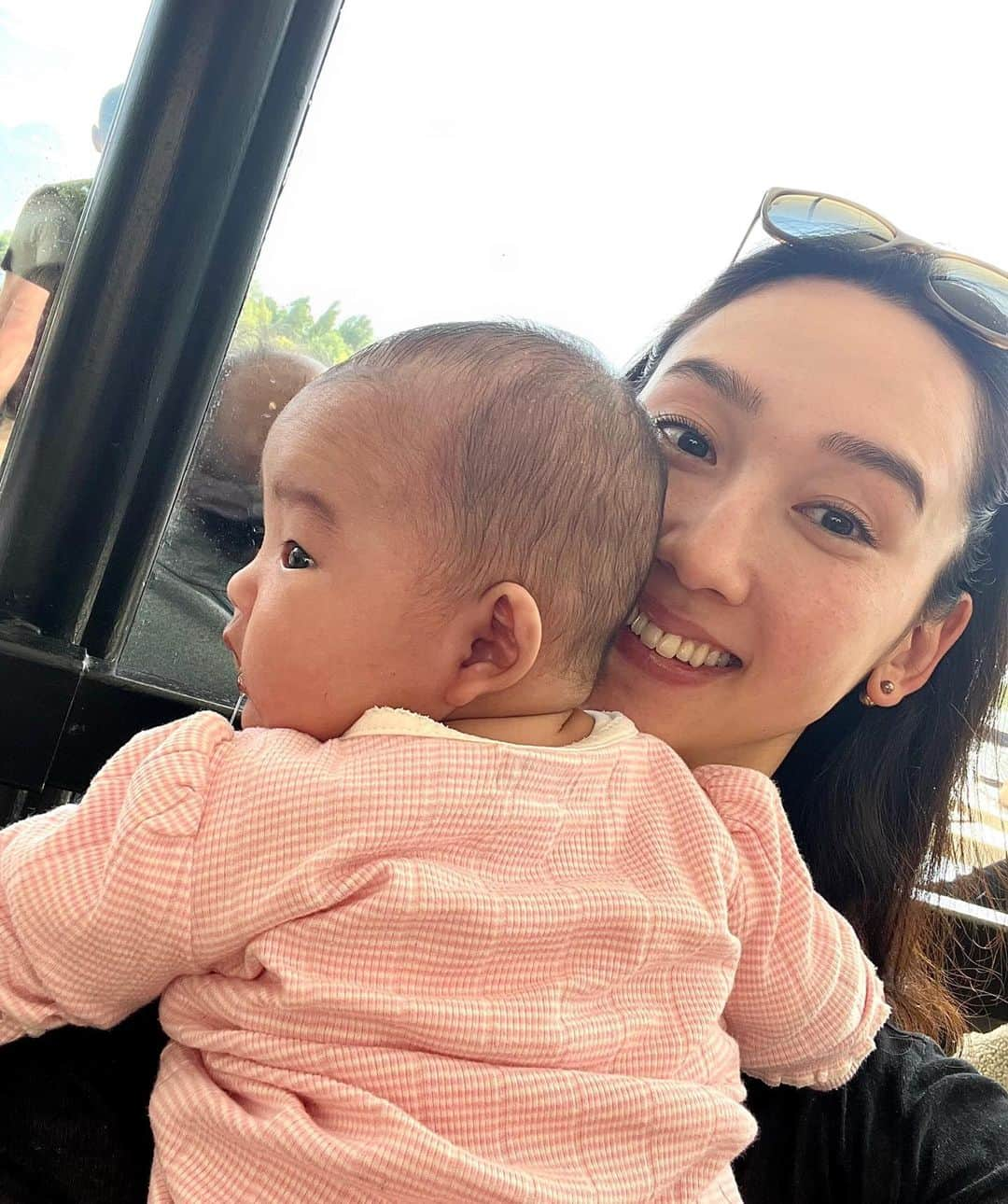 松原汐織さんのインスタグラム写真 - (松原汐織Instagram)「My daughter and I had a blast in Hyde Park with a beautiful mum @maria.galat and a lovely baby boy🥰 I met Maria at the Baby and Mum Yoga lesson at the life centre @thelifecentre in Notting Hill. It’s a good place for mums and babies🧘🏻 Anyway, I’m happy to have a friendship with her. She is so charming ❤️❤️❤️ ・ ・ ベビーヨガのクラスで仲良くなった、Maria親子とHyde Parkでランチ＆散歩🌿  生後6週〜ハイハイができるまでの赤ちゃんがいるイギリスで子育て中のママにオススメなのが、ベビーヨガとベビーマッサージのクラス👶🏻 私はNotting HillのThe life centreが行き易いので有料のレッスンを週に２回受けているのですが、Children centreでは無料のベビーマッサージのクラスもありましたよ！  家で子供にどんなアクティビティをしたら良いのかも学べて、ママ友たちとの子育てトークも楽しくて、リフレッシュできて有難い場所です🤝🏻❤️  ー #baby #babygirl #3monthsold #mumofagirl #lovemyfam  #babyyoga #babymassage #nottinghill #thelifecentre #hydepark #stroll  #bugaboo #bugaboouk  #london #thisislondon #londonlife  #出産 #海外出産 #女の子ママ  #ベビーヨガ #ベビーマッサージ  #海外子育て #イギリス子育て #ロンドン子育て  #ロンドン #ロンドン生活 #ロンドン在住  #shioriinlondon2023」6月1日 22時19分 - shiori_ma_