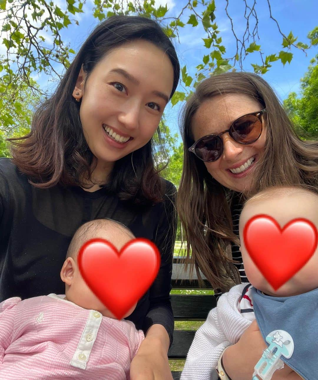 松原汐織のインスタグラム：「My daughter and I had a blast in Hyde Park with a beautiful mum @maria.galat and a lovely baby boy🥰 I met Maria at the Baby and Mum Yoga lesson at the life centre @thelifecentre in Notting Hill. It’s a good place for mums and babies🧘🏻 Anyway, I’m happy to have a friendship with her. She is so charming ❤️❤️❤️ ・ ・ ベビーヨガのクラスで仲良くなった、Maria親子とHyde Parkでランチ＆散歩🌿  生後6週〜ハイハイができるまでの赤ちゃんがいるイギリスで子育て中のママにオススメなのが、ベビーヨガとベビーマッサージのクラス👶🏻 私はNotting HillのThe life centreが行き易いので有料のレッスンを週に２回受けているのですが、Children centreでは無料のベビーマッサージのクラスもありましたよ！  家で子供にどんなアクティビティをしたら良いのかも学べて、ママ友たちとの子育てトークも楽しくて、リフレッシュできて有難い場所です🤝🏻❤️  ー #baby #babygirl #3monthsold #mumofagirl #lovemyfam  #babyyoga #babymassage #nottinghill #thelifecentre #hydepark #stroll  #bugaboo #bugaboouk  #london #thisislondon #londonlife  #出産 #海外出産 #女の子ママ  #ベビーヨガ #ベビーマッサージ  #海外子育て #イギリス子育て #ロンドン子育て  #ロンドン #ロンドン生活 #ロンドン在住  #shioriinlondon2023」