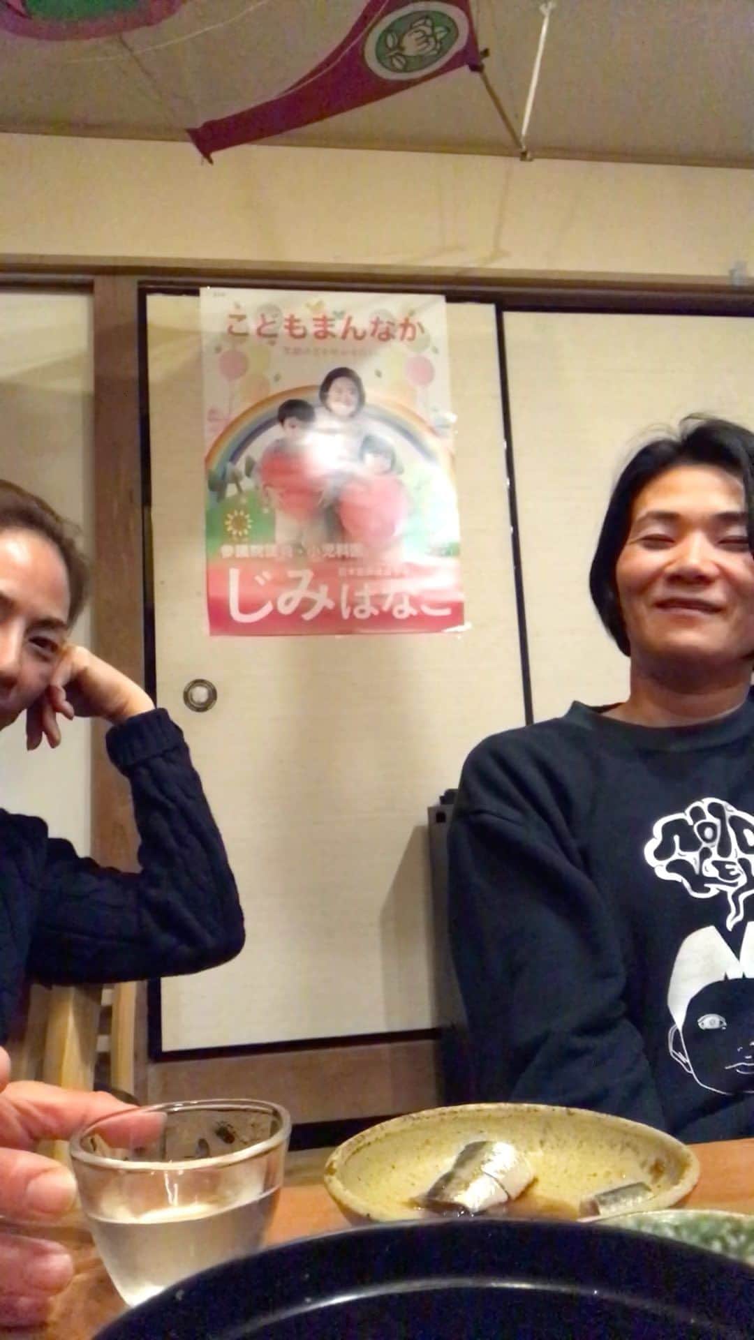 HARUKO（真木明子）のインスタグラム：「MY FRIEND ❤️けいこ @farm.taito  彼女いなくして私は子育てができなかったであろう私の人生においてなくてはならない存在である。  娘 @izumiworld_ の親友 @tamamiiihorie の母  3歳から子供たちは親友だから 彼女とも17年友達だ。 いつも自由で勝手な🅱️型の彼女はとても面白い。（娘たちも🅱️型） お金持ちになるというデカい一万円札がお財布に入っていたり あと500円足りないとなったら診察券渡してきたり いつも一緒に飲んでいても100％寝る そんなけいこが最高❤️」