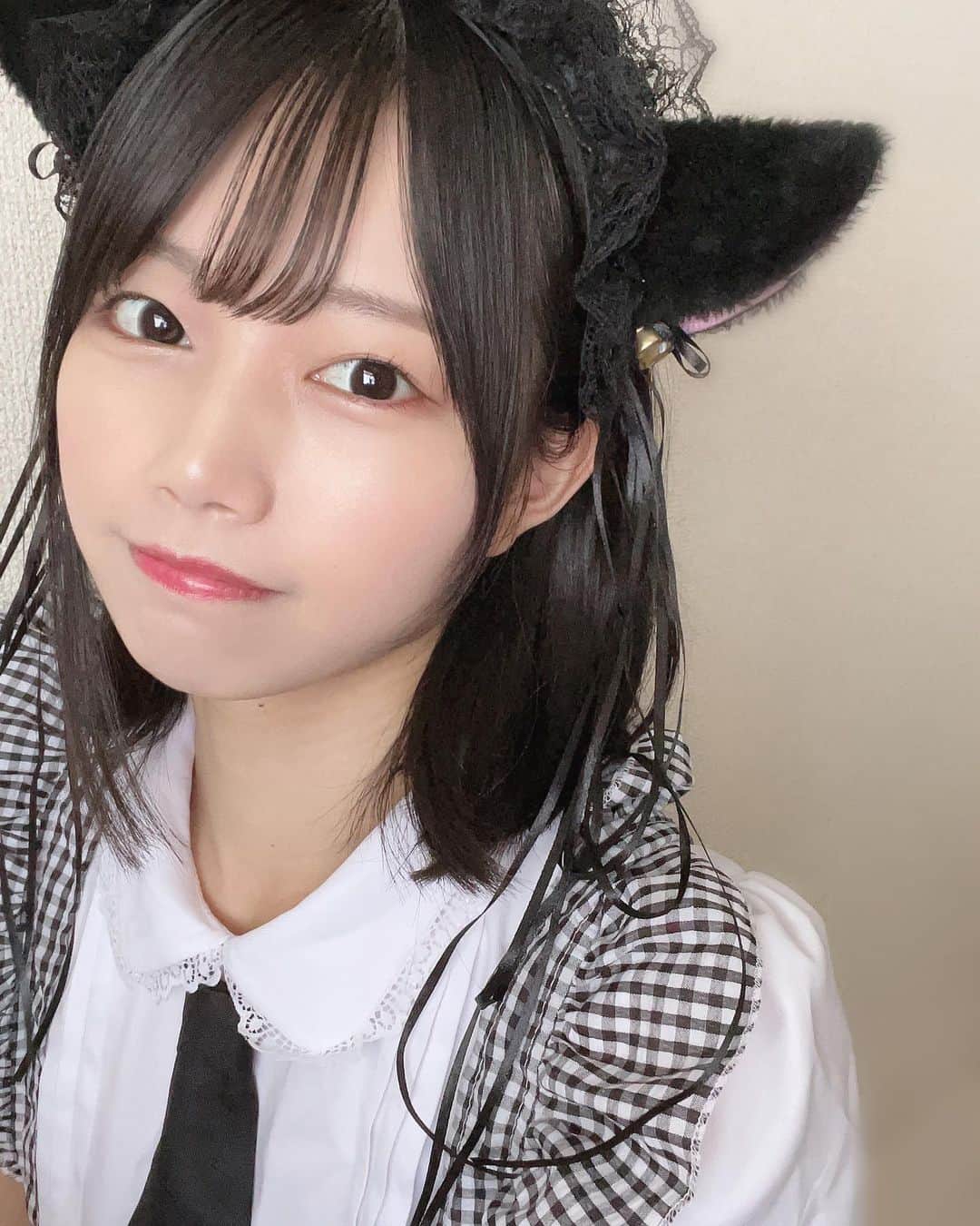 夏目綾のインスタグラム：「🐈‍⬛6月もよろしくお願いしますっ🐈‍⬛  #Japan#japanesegirl#japaneseidol#idol#偶像#自拍#自撮り#アイドル#黒髪ショート#黒髪ボブ#メイド服#猫耳 🐾」