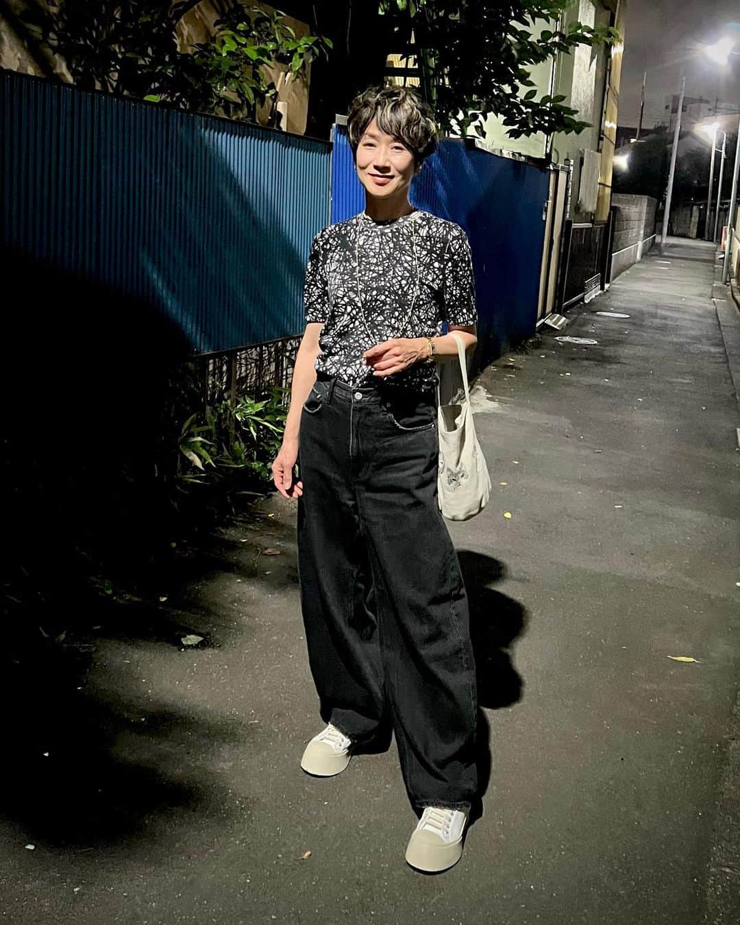 黒田知永子のインスタグラム：「. ダブダブカーヴィデニム🩵 ちょっと太くてハイウェストな感じが今の気分みたいです。 仕事で履いて可愛かったので☺︎  紫陽花が綺麗！ もうすぐ梅雨☔️ですね〜 湿度が上がってきて髪の毛くるくる〜🌀😮‍💨  Knit… @balenciaga  前のものだけどお気に入りなのです🩵 denim… @curensology  sneaker… @marni  chain⛓️… @williamwelstead_jewels   #黒田知永子 #chiekokuroda」