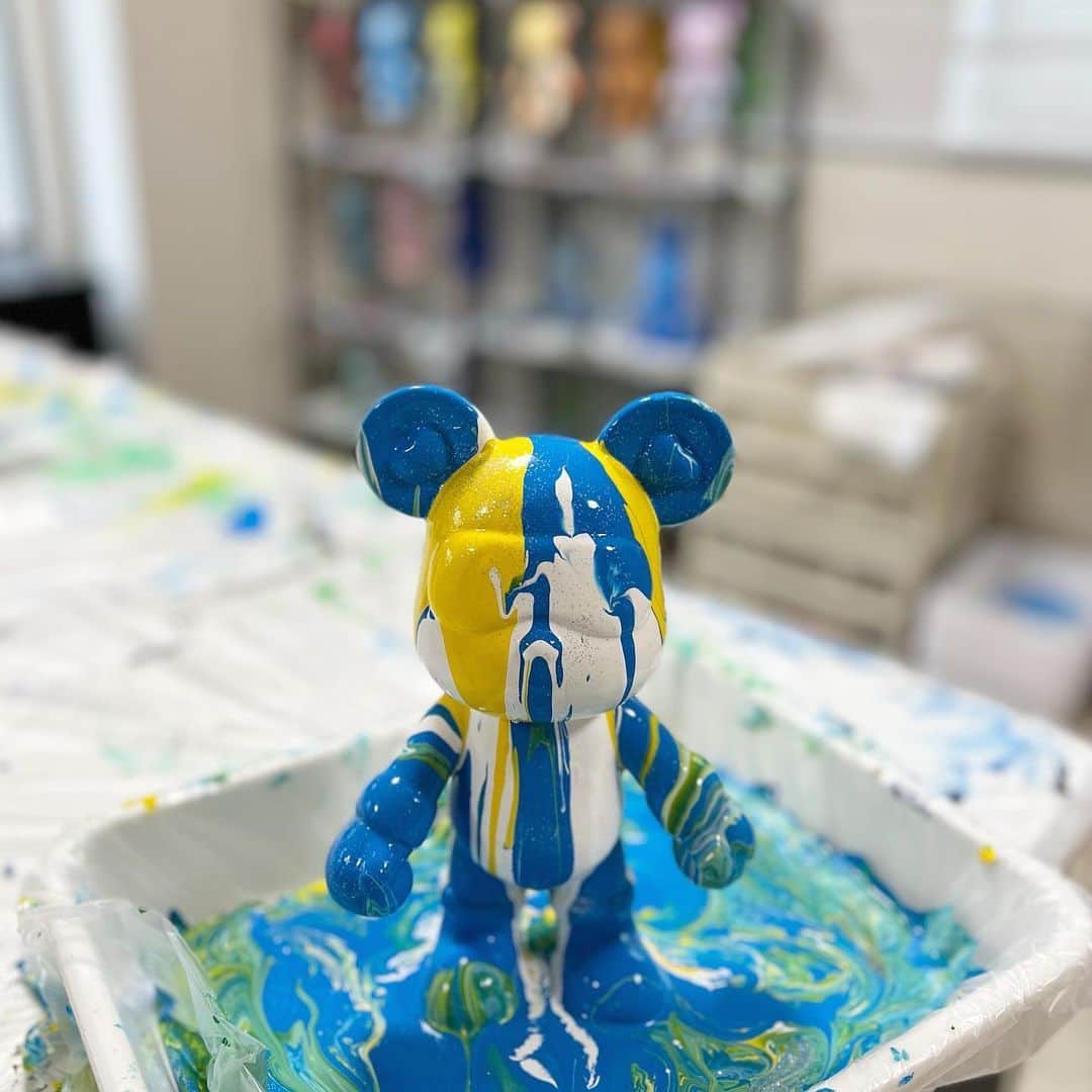 横山紗弓のインスタグラム：「最近SNSで話題の…🧸🌈 世界に一つだけのオリジナルベアが作れる @rakugaki.art.fuk  ロケでお邪魔したのでスタジオカラーに。 思うように上手くできなかったので 次は、自分の好きな色でリベンジしたい🫶 コツも掴んだぞ！ デートで利用する方多いみたいです＾＾ #ベアアート #アートベア #アートカフェ #福岡デート」