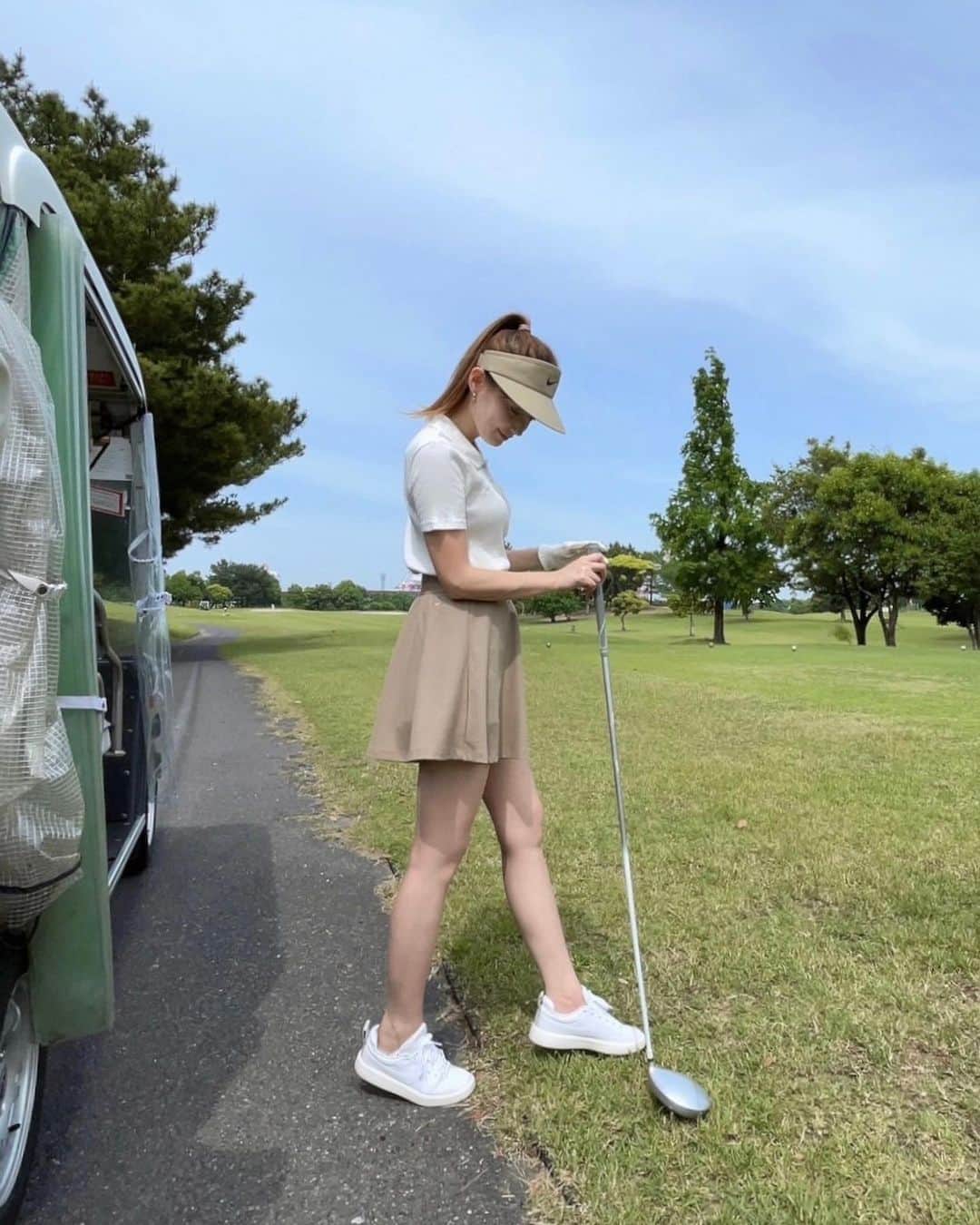 渚のインスタグラム：「.  この前の久しぶりのゴルフ⛳️ まだまだ下手くそすぎるけど めげずに練習頑張ろう😂✨  この日のゴルフコーデは tops @zara cap.skirt.shoes @nike  可愛いゴルフウェア欲しいな🤍 おすすめあったら教えてください🌼  #golf #ゴルフ #ゴルフ女子 #ゴルフコーデ #ゴルフウェア」