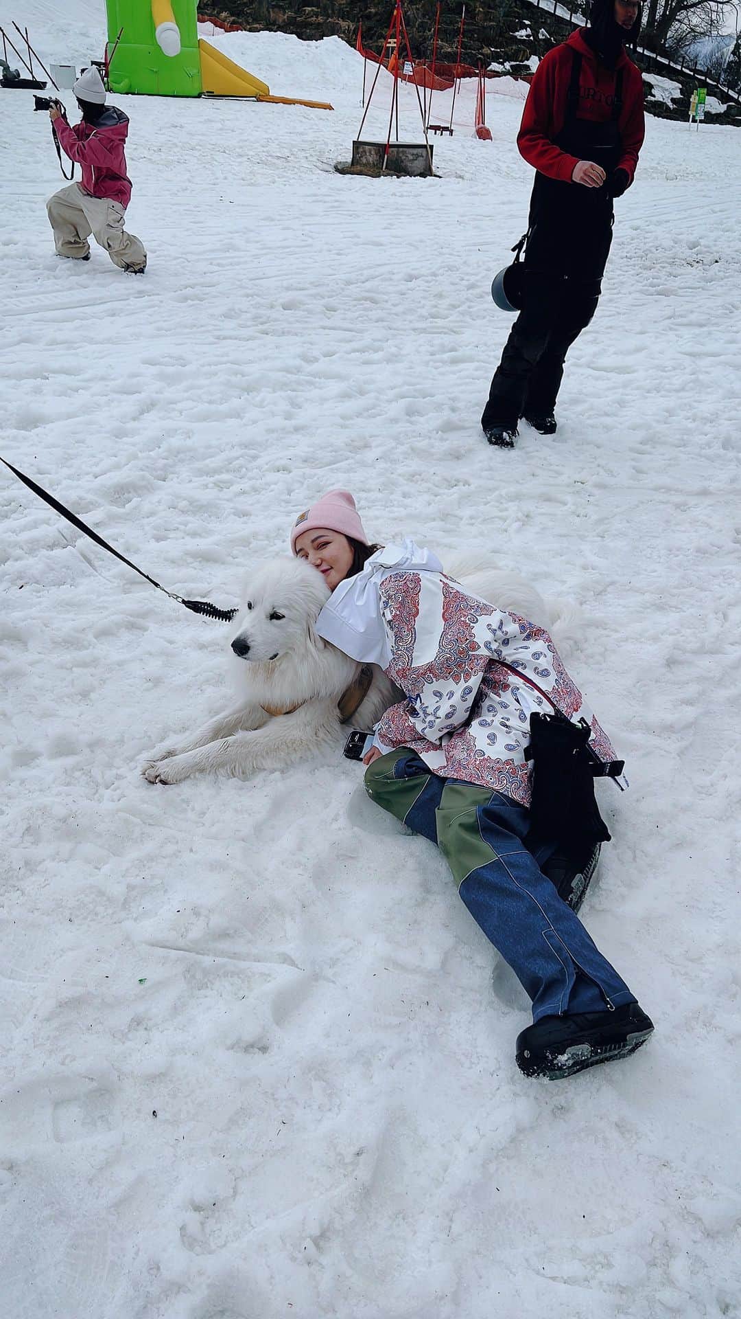 謝琦琦（Kiki）のインスタグラム：「以前滑雪沒上過教練課也沒護具，一個下午就足以摔到懷疑人生，隔天除了上廁所完全不想撐起身，全身痠痛到爆！  這次教練課初體驗才知道，之前到底摔了多少不必要的。第一天在落葉飄，第二天還有體力學了S turn，DBC滑雪行程針對不同等級有不同教練。個人覺得野澤雪場對初學蠻友善，纜車速度不會太快，雪道也不會太陡，下纜車對初學也是一件需要克服的事啊。 我的教練一路上像小玉爸爸，幫我們到處拍照錄影，練到纜車都要停駛還要壓線上最後一班，比我們還想錄到最帥的那個moment ，用鼓勵的方式要我們不要輕易放棄自己😂  DOUBLE BLACK CREW  2023 東京野澤滑雪之旅🇯🇵🏂  ⏰ 6/1開賣 限量早鳥優惠必須把握 這次行程是五天四夜 一到成田機場直接坐小巴直達野澤滑滿兩天 ✔️不用搬行李✔️不用轉車✔️語言0障礙 滑雪完的隔天安排坐一早的新幹線回東京 可以開始買東西吃東西買東西吃東西 滑雪購物一趟一次滿足  兩天滑雪行程包含 教練、無限次的雪票及裝備租借，而且我租到的雪褲可愛到我都想買一件，是件吊帶褲。（初學者我認真建議自備屁屁墊跟護膝，有墊有差）  如果第一天滑完已覺得體力極限，下課根本只想直奔回去洗澡躺平的人，第二天除了滑雪還有plan B ，可以選擇在野澤小鎮觀光，散步的路途中就可以發掘各種特色小店，而且野澤到處都有溫泉可以桑一下♨️  @dbc.taiwan #DBC #野澤溫泉村」