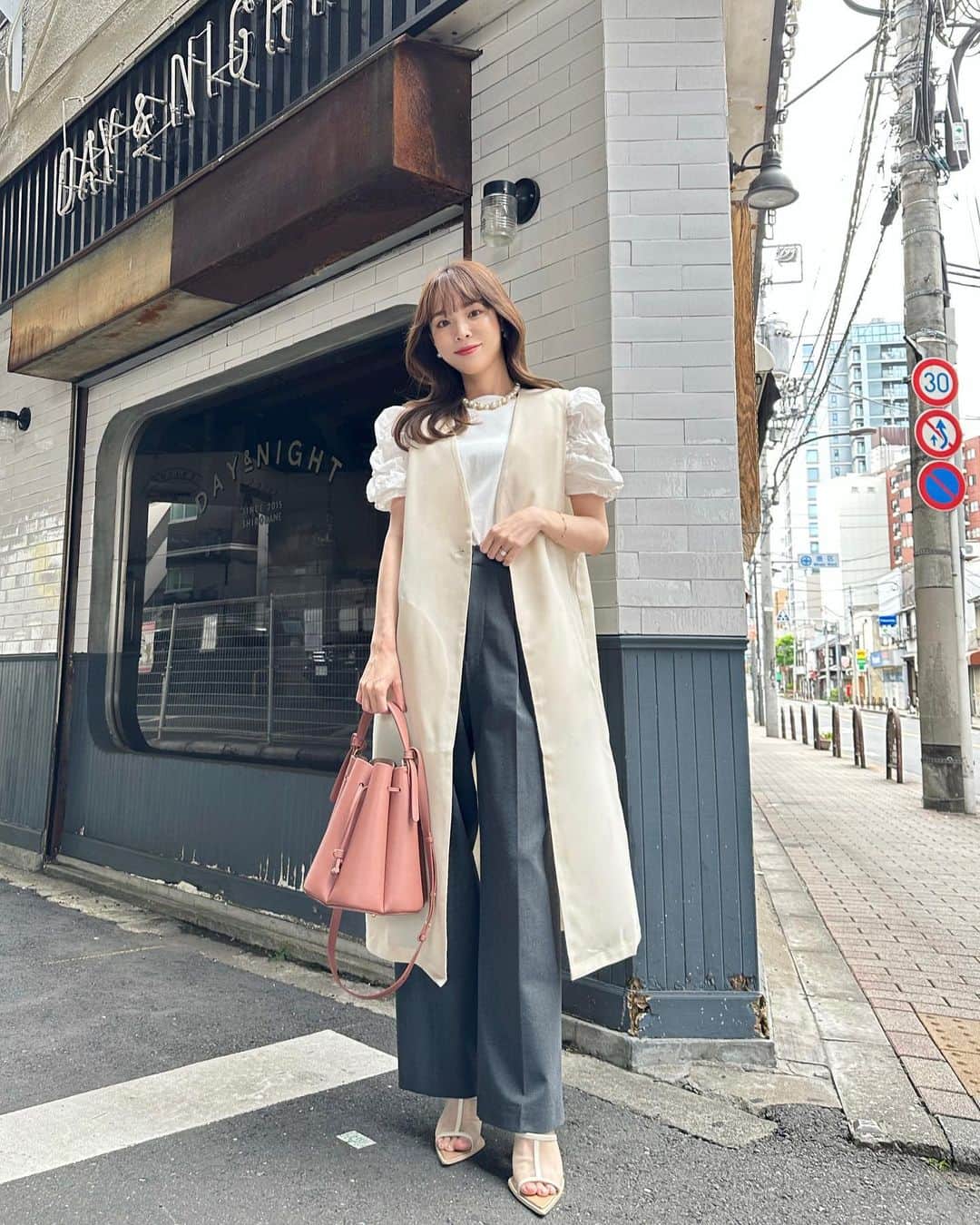 磯田 ひかる(Hikaru Isoda) のインスタグラム：「こんばんは🤍 今週はずっと雨で、束の間の晴れでした🪞💐  梅雨やだなー🥹  この日はロングジレコーデ♡ 少し甘め要素もいれたくてインナーはパフスリーブトップスにしたよ💖  【着用アイテム】 Tops @celford_official  シャーリングスリーブカットソー WHT 36 ¥13,200  Pants @uniqlo_jp  タックワイドパンツ サイズ: s カラー: 06 GRAY  Vest @classicalelf_official  大人こなれ感叶う、ロングジレ アイボリーM ¥2,999税込  ------------------------------ picaru：162cm / 骨格ウェーブ 1st ブライトスプリング 2nd ブライトサマー  大人可愛いスタイルアップコーデ ヘアメイクを合わせた トータルスタイリングを提案🤍  不定期にストーリーで ファッションお悩み相談募集中🥰 ------------------------------  他の投稿を見る→【@picaruuu】」