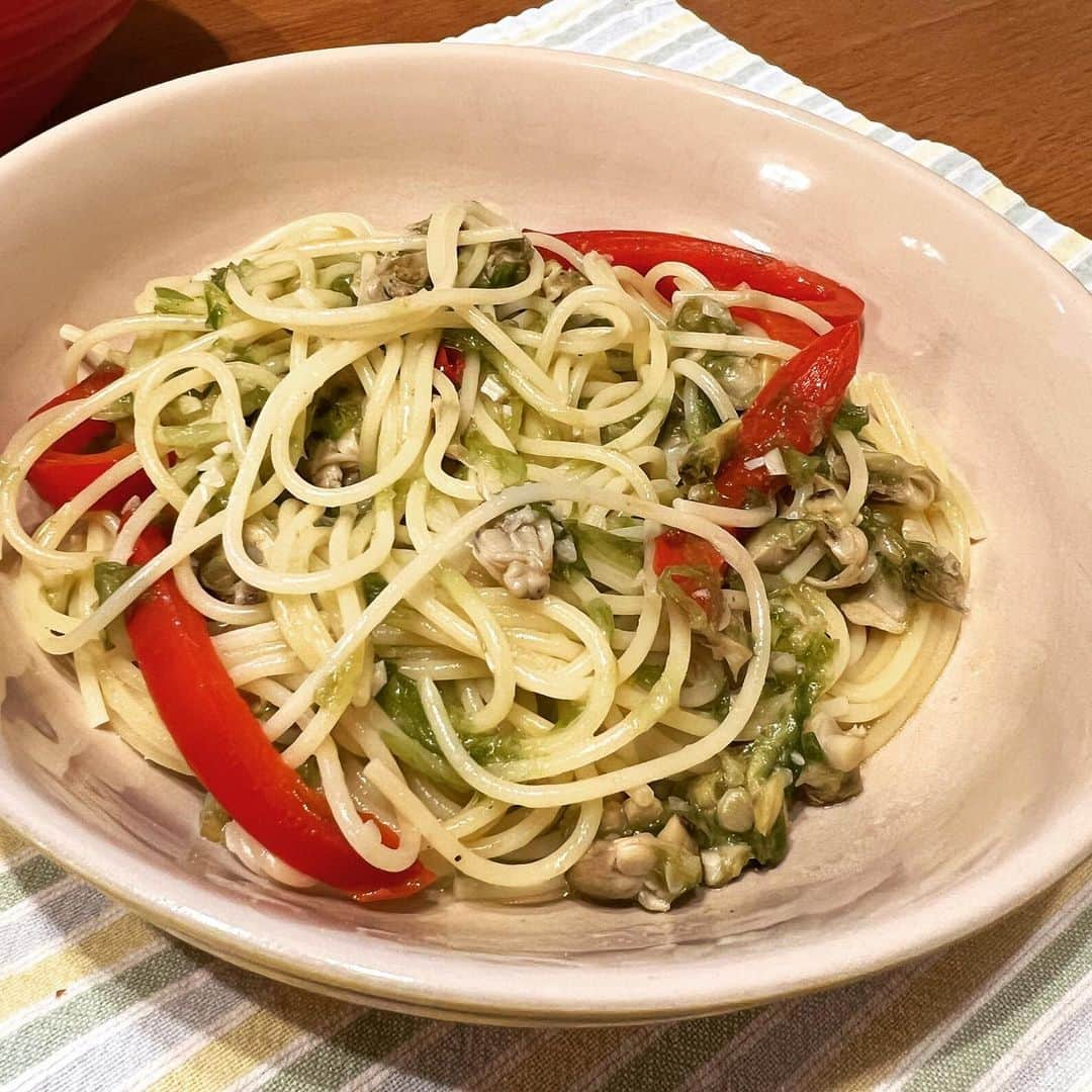 上杉洋史のインスタグラム：「Crafted a flavorful Peperoncino using Japanese Littleneck Clams and the Sea Lettuce I got from my Okinawa trip. Delightfully delicious! #Peperoncino #SeaLettuce #JapaneseCuisine #OkinawaFinds #FoodieAdventures #HomeCooking #TasteOfJapan #DeliciousDishes #LittleneckClams #FromSeaToTable」