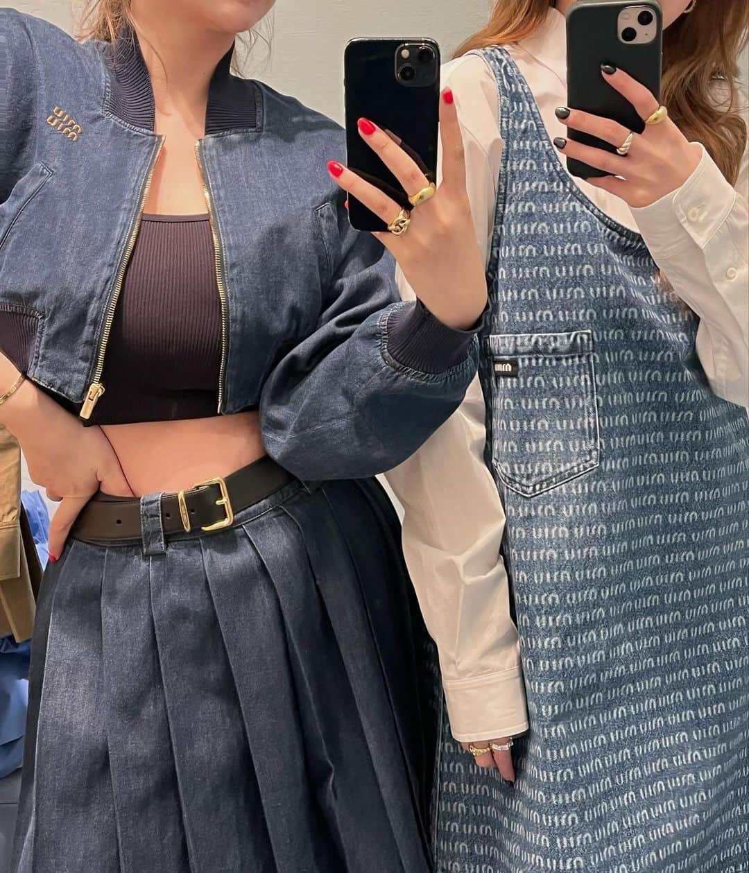 白倉あやさんのインスタグラム写真 - (白倉あやInstagram)「shopping in @miumiu NYC 今季のmiumiu可愛すぎた、、🤦🏼‍♂️🍒 デニムアイテムとTシャツ狙ってたのーーー ! 💬  2人で新作アイテム沢山着させてもらった 🫶  #miumiu #miumiu2023」6月1日 22時30分 - shirakur_a