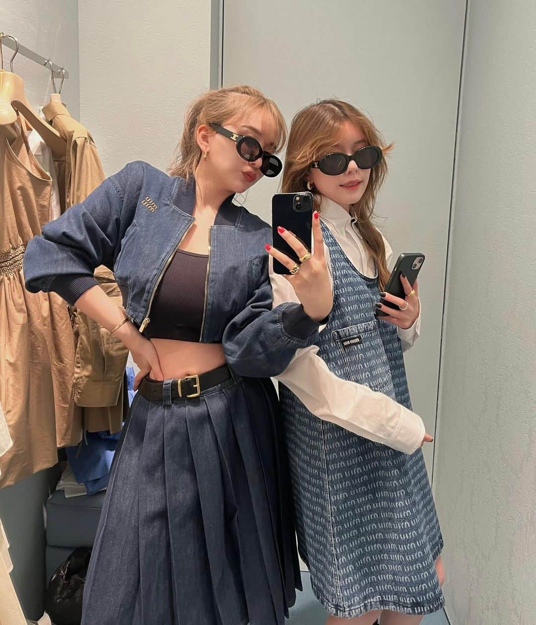 白倉あやさんのインスタグラム写真 - (白倉あやInstagram)「shopping in @miumiu NYC 今季のmiumiu可愛すぎた、、🤦🏼‍♂️🍒 デニムアイテムとTシャツ狙ってたのーーー ! 💬  2人で新作アイテム沢山着させてもらった 🫶  #miumiu #miumiu2023」6月1日 22時30分 - shirakur_a