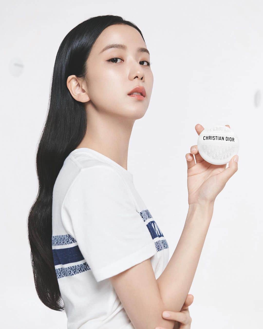 V Magazineさんのインスタグラム写真 - (V MagazineInstagram)「#ICYMI | @DiorBeauty has found their latest muses, as the beauty maison’s newly launched “Le Baumé” multi-purpose, revitalizing balm finds itself on the likes of Blackpink’s @sooyaaa__, pro-tennis player @emmaraducanu, South Korean actor and singer @eunwo.o_c, and Nigerian model @nonsodavid_.  Head to the link in bio to discover more about the latest release + campaign. (📸: Courtesy of Dior Beauty)」6月1日 22時31分 - vmagazine