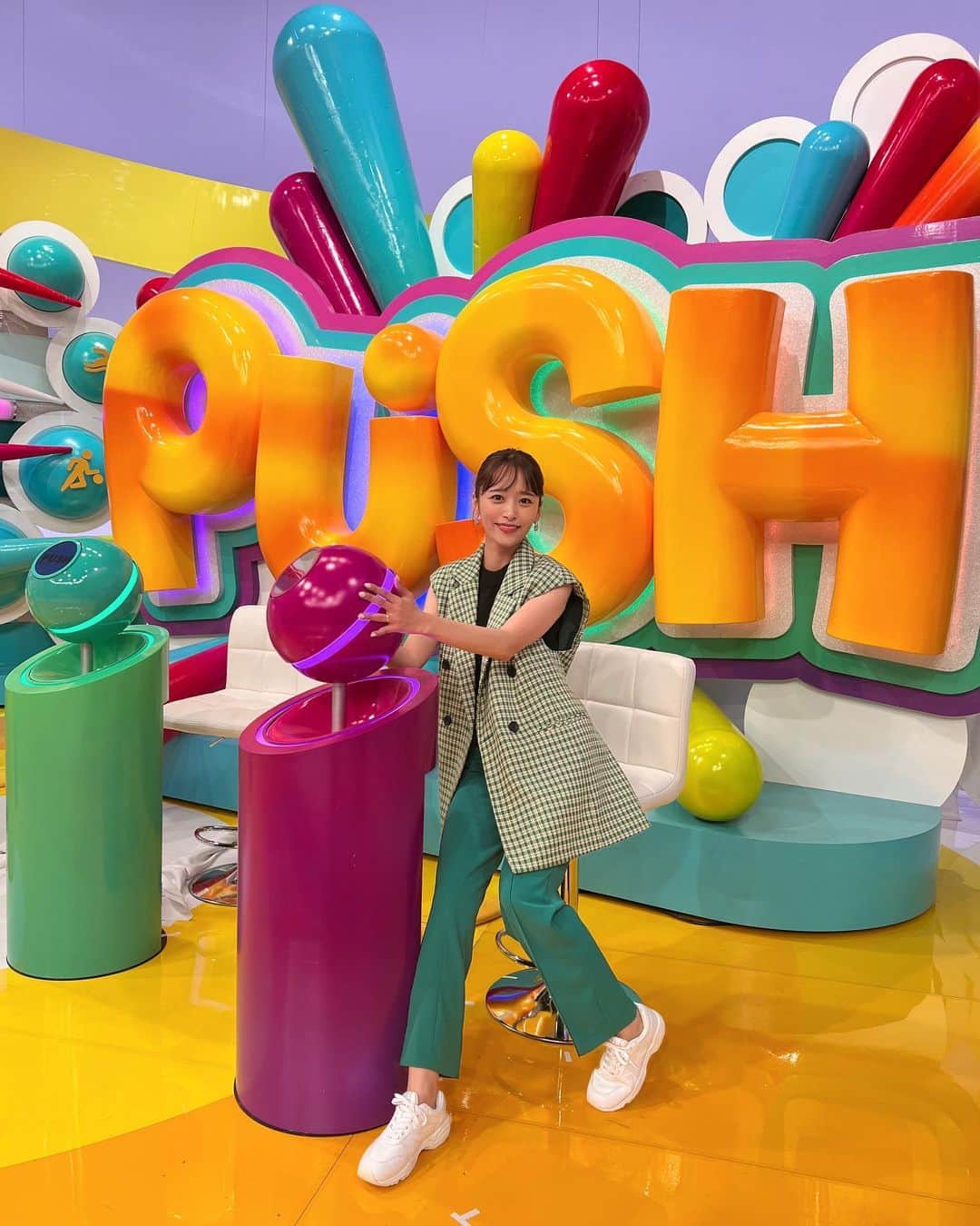近藤千尋のインスタグラム：「今日もお疲れ様でしたっ🌈  久々の緑の衣装💓 前髪切り立ての時だから すごいオン眉になってる‼️笑  次回のサンデープッシュスポーツ📺🏀 お邪魔しております🩷 むーちゃんさん、川島さんと🙆‍♀️ 私のドリブル、ぜひみてね。笑🥹  tops,jacket  @amerivintage pants @iena_jp shoes @dianashoespress  そして明日はラヴィット！ 金曜日！早すぎる〜😂🤍🤍  早く寝ないとだね💗☺️ おやすみなさい⭐💤」