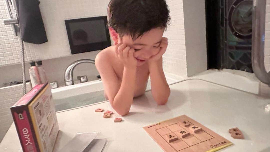 つるの剛士のインスタグラム：「本日、将棋名人戦の第五局、 #藤井聡太名人 誕生！！！  ついに将棋歴史上最年少名人・最年少七冠の誕生！！  羽生七冠誕生から二十数年、 またこの歴史的瞬間を見れる日が来るとは。。  羽生七冠誕生のときも、これから先これ以上の棋士が誕生するとは思えないと言われていましたが、 若干20歳の藤井聡太七冠が新記録を塗り替えました。しかもなんとも涼しげに。。😂  イチ将棋ファンのボクの個人的な憶測では、今後、藤井聡太七冠の記録を超える棋士は99.8%出てくるとは思えないのですが。。未来はわからない。  本当は夕方から息子と近所の銭湯に行くはずでしたが、あまりの感動に将棋熱が燃え上がり予定変更。 将棋部屋から将棋盤（9マス将棋）を持ち出し、結局自宅の風呂で息子と白熱の将棋大会。笑  それにしても今日は最幸な休日だった！！！！！！！  まず、昨夜は真夜中 #HATTALLICA の kirz くんとスタジオで爆音メタリカ🤘 （僕も出演させて貰う今日発売の7/9大阪ライブチケットSOLDOUTしたらしいです🙇‍♂️）→  →朝起きてカーテン開けたら天気最高☀️  →盆栽に水やって→早朝筋トレして、  →奥さんとお寿司🍣行って、  →そのままビーチで☕️して、  →ウェットに着替えてサーフィン🏄へ。 …波最高。🌊  →からの奥さんと娘が作った冷やし中華食べながら将棋観戦して歴史的瞬間を拝み。。  →届いていた先日の大学の試験結果をみて飛び上がり😃✨✨（無事二教科単位取得）  …まさに年に数日ある黄金オフ！！  →締めは、藤井聡太七冠みてたらこの本を読みたくなり。。 夢の世界へ行きたいとおもいます👽←イマココ  皆さんもおつかれさまでした♪  さ、6月は五足の草鞋を履いてあちらこちらとウルトラマンブッ飛ばしていきます！  あ、ボクも宇宙人でした👽  #あまりにいい日で長文に。。失礼 #黄金オフ #将棋部屋掃除しなきゃ」