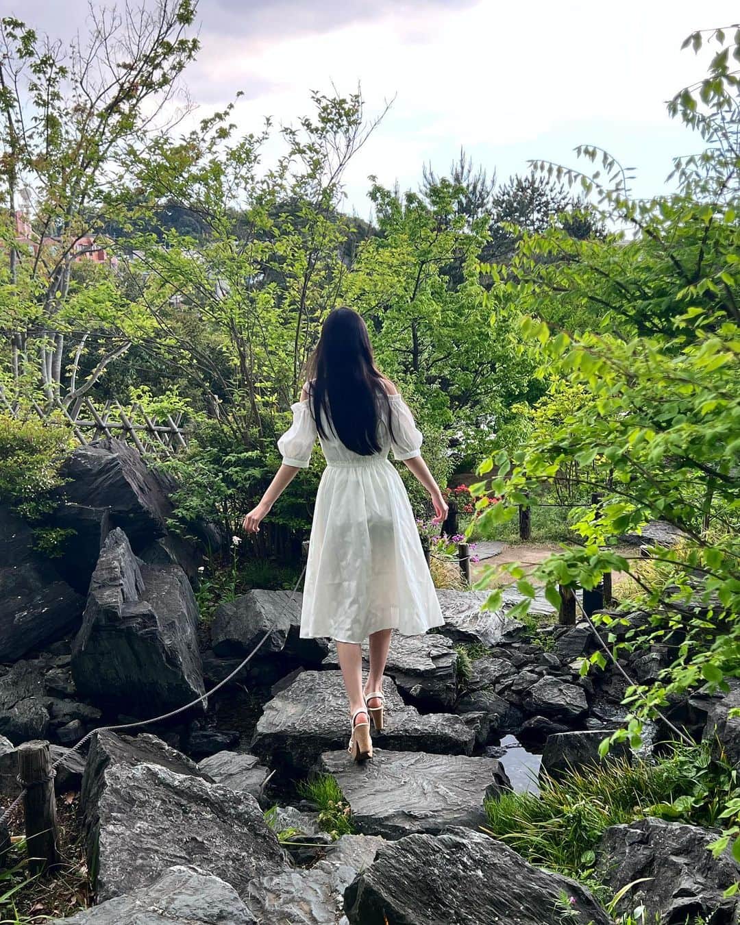 のインスタグラム：「緑の中を歩くと癒される🌿‬♪  #honeys#白ワンピ #緑#夏#🌿‬ #竹下優名 #jc2#09 #スターダストプロモーション」