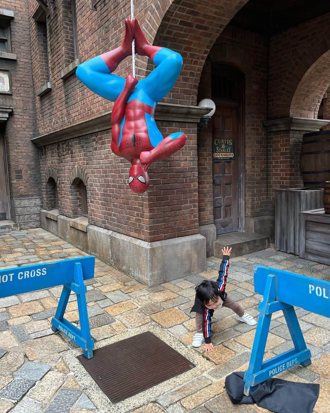 佐伯霞のインスタグラム：「#usj ばあちゃんにスパイダーマンのクソ高いシャボン玉こーてもーて ご満足  帰りはパパにスパイダーマンのぬいぐるみ取ってもらってまた大満足」