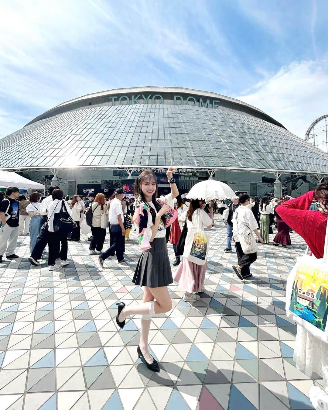 阿部菜渚美さんのインスタグラム写真 - (阿部菜渚美Instagram)「TOP4TOKYODOME🎮 ずっとパワーをいただき続けている ゲーム実況者さんのドームイベントへ🙇‍♀️✨ 数年前は兄と、今回は従姉妹と楽しみ ゲーム好き家庭の血筋を感じます🥺🔥  会場全体が同じ好きを持った空間や 熱中できるものがある幸せ、 感謝が改めて深く溢れました💐*.❥  そしてなかなかイベントに行く機会も なかった為、初めての東京ドームでした！ とっても広かった〜🙇‍♀️✨  #TOP4INTOKYODOME  #TOP4TOKYODOME #top4  #ゲーム実況 #東京ドーム」6月1日 22時42分 - nanami_abe73