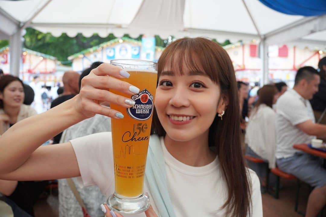 高里絵理奈のインスタグラム：「. 外で飲むビールサイコウ そして白Tおろしちゃった😎 夏が怖いね🌞 　 　 #オクトーバーフェスト #ドイツビール #🇩🇪」