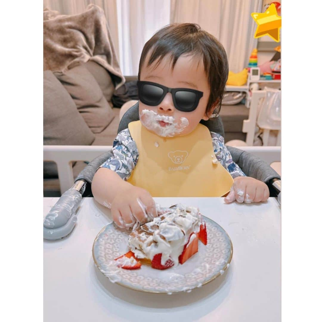 片岡安祐美のインスタグラム：「🎂  息子氏、1歳になりましたー！！！！  すくすく元気に育ってくれてありがとう❤️ 本当あっという間の1年だったなーーー 日々怪獣さが増す一方です🤣🤣  全身麻酔の帝王切開で出産して、出産後息子氏はGCUに入院。 一緒に退院できるかもわからず、 毎日搾乳しては届けの入院生活でした。  結局母子同室することもなく退院して、 いきなり新生児との生活！！！ もうわからないことばかりで。。 3時間おきの授乳がちゃんと起きられるのか心配で、 目覚ましかけてたけど不思議と目覚ましが鳴る前に目が覚める！  基本は授乳したら寝てくれる子だったけど、 寝てくれない日もあって。。。 どうやったら寝てくれるのーーって、 抱っこのまんま寝て身体バキバキだったり。 時にはぐっすり眠ってくれてるのに、 ちゃんと息してるか心配で。 でもこちらも寝不足だから、手じゃわかんなくて、 お腹の上にぬいぐるみ置いて動いてるから確かめたり。  1ヶ月検診では体重の増え過ぎだと言われ！！ 新生児嘔吐がひどくて体重が増えなくて、 GCU入院してたのに、まさかの増え過ぎってゆー😂  今でもよく食べるし、よく出すし、 あの入院はなんだったんだ？？って笑  でも、怪獣でもなんでもいい。元気でいてくれればそれが一番！！ 生まれたときは意識なかったし、 無事に産まれたのかどうかもわからずで。 ハッと意識戻ったときに、おぎゃーーーって！！ ちょうど看護師さんたちが息子氏を病室へ連れてきてくれてて。 あ、無事に産まれたんだーーーって！ 麻酔明けでぼーっとしてたし、涙は出なかった！ 一言目は、君かーー！お腹蹴りまくってたのは！！！だった🤣 だから、一緒に退院できるってわかった時に初めて泣いたなー。  今日は張り切って！！ やってみたかった子ども寿司作ったら、 めちゃくちゃ食べてくれて。。。 その姿見るだけで涙😭😭😭  こどもの日にはなかなか食べてくれなかった スマッシュケーキも今日は豪快に食べてくれた！！！ それでまた涙！！！😅  今日は1日情緒不安定なかーちゃんでした笑笑  どこに行っても、栄養状態問題なし！と言われ、 会う人会う人に月齢以上だと言われ、 (8ヶ月くらいで1歳半くらいー？？って言われてたw) 伝い歩きマスター、支えなしでタッチはするけど、 歩けて2歩くらいでバタン。  本当目が離せない日々だし、毎日HPギリギリ。 正直！！可愛いだけじゃないのは事実だけど！！ でも！この笑顔があれば全部吹き飛ぶ！！！  今日もこの子の命を守れた！！を繰り返して1年。 ちゃんと出来てるのか、この子のためになってるのか、 いまだにわからないことだらけだし、迷うことはあるけれど。 でも！！周りの人にたくさん支えられて、1年を迎えられました。 本当に感謝しかありません。。  お母さんにしてくれてありがとう❤️ 改めて1歳おめでとう🎉 大好きだよ、息子氏！！！  #お誕生日  #1歳  #子ども寿司  #スマッシュケーキ  #大好きだよ  #毎日ありがとう  #新米かーちゃん  #ママも1歳」